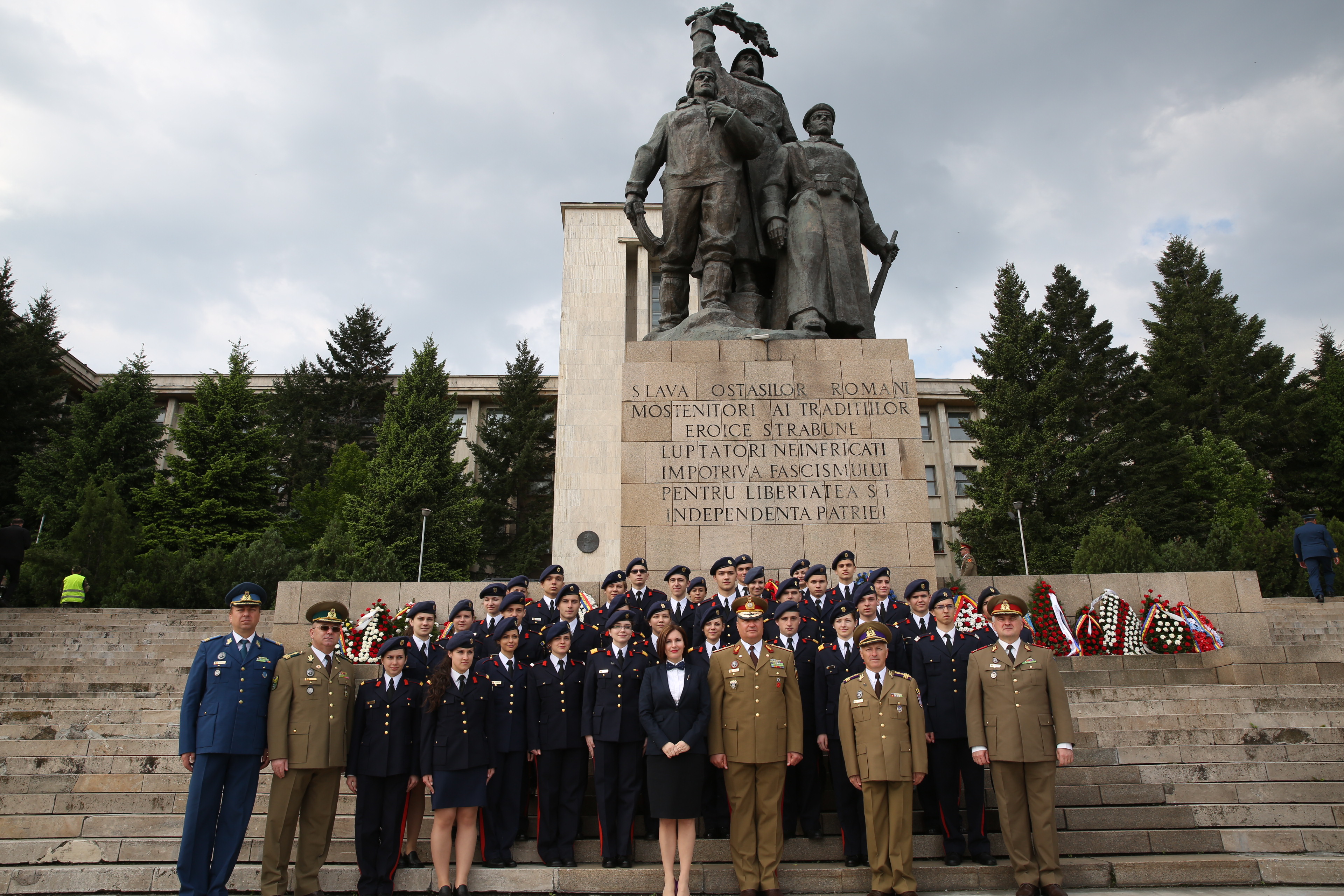 Ceremonia militară de depuneri de coroane şi jerbe de flori de la Monumentul Eroilor Neamului din cel de al II-lea Război Mondial - Universitatea Națională de Apărare 'Carol I' - 09 mai 2015