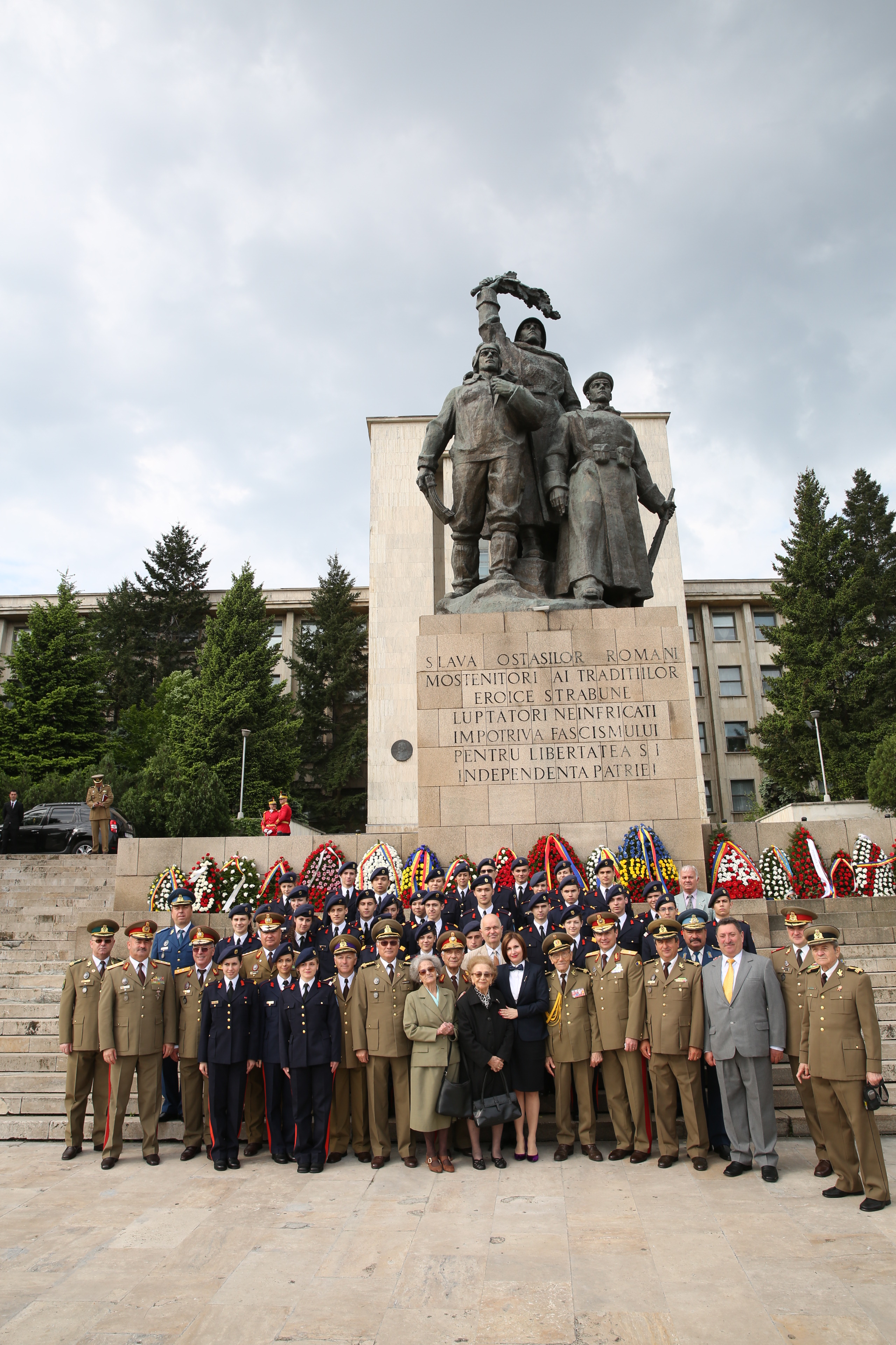 Ceremonia militară de depuneri de coroane şi jerbe de flori de la Monumentul Eroilor Neamului din cel de al II-lea Război Mondial - Universitatea Națională de Apărare 'Carol I' - 09 mai 2015