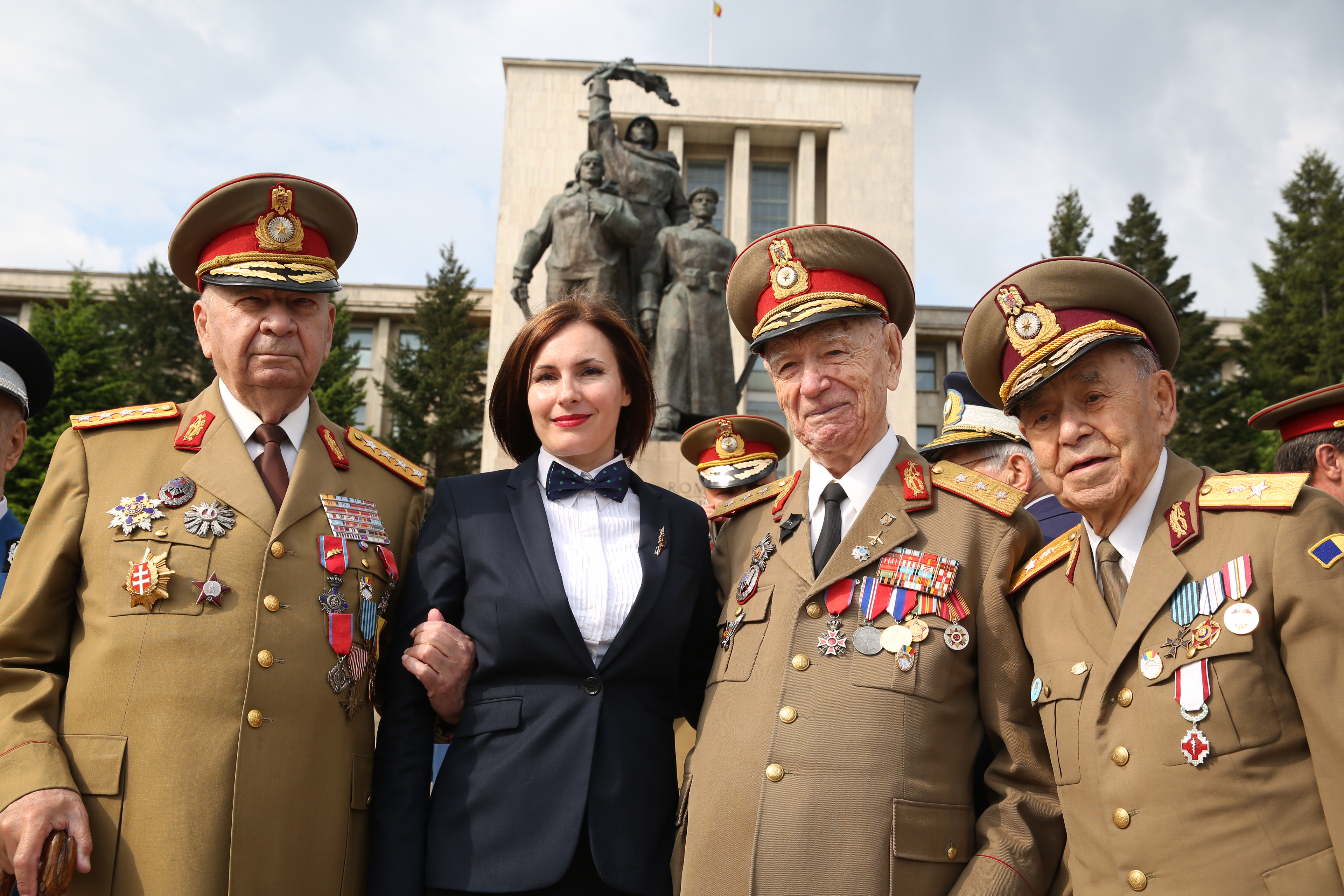 Ceremonia militară de depuneri de coroane şi jerbe de flori de la Monumentul Eroilor Neamului din cel de al II-lea Război Mondial - Universitatea Națională de Apărare 'Carol I' - 09 mai 2015