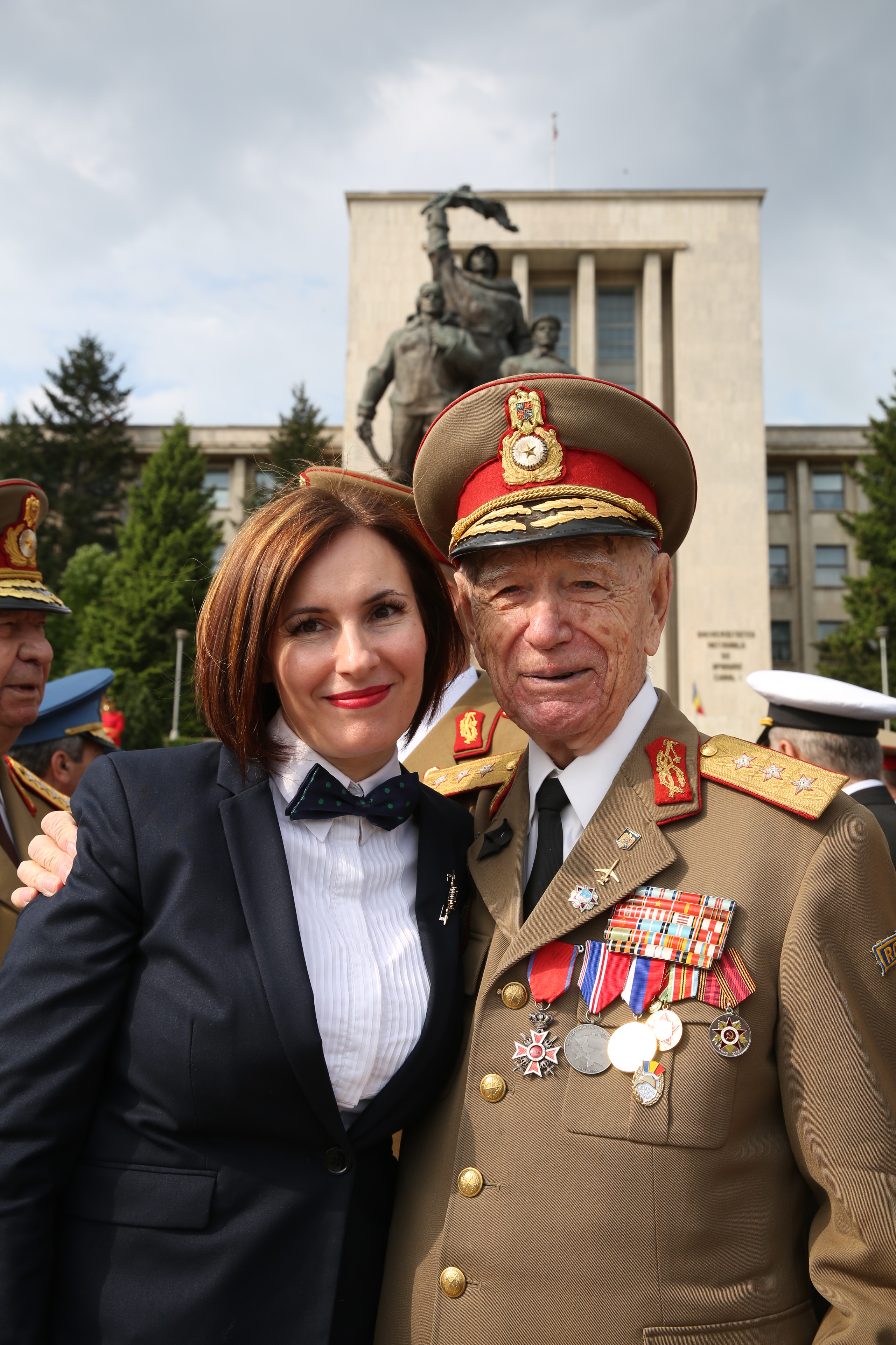 Ceremonia militară de depuneri de coroane şi jerbe de flori de la Monumentul Eroilor Neamului din cel de al II-lea Război Mondial - Universitatea Națională de Apărare 'Carol I' - 09 mai 2015