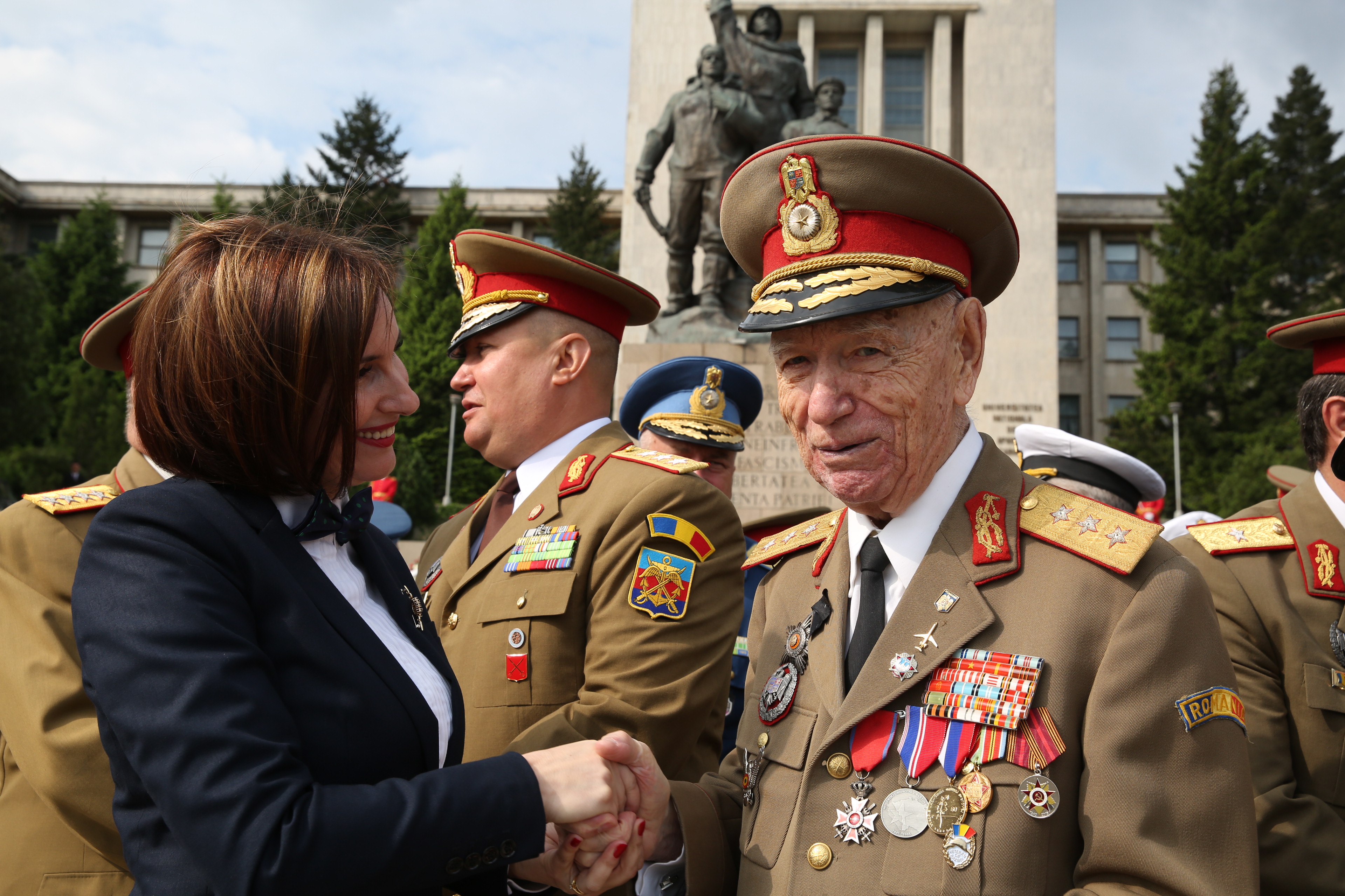 Ceremonia militară de depuneri de coroane şi jerbe de flori de la Monumentul Eroilor Neamului din cel de al II-lea Război Mondial - Universitatea Națională de Apărare 'Carol I' - 09 mai 2015