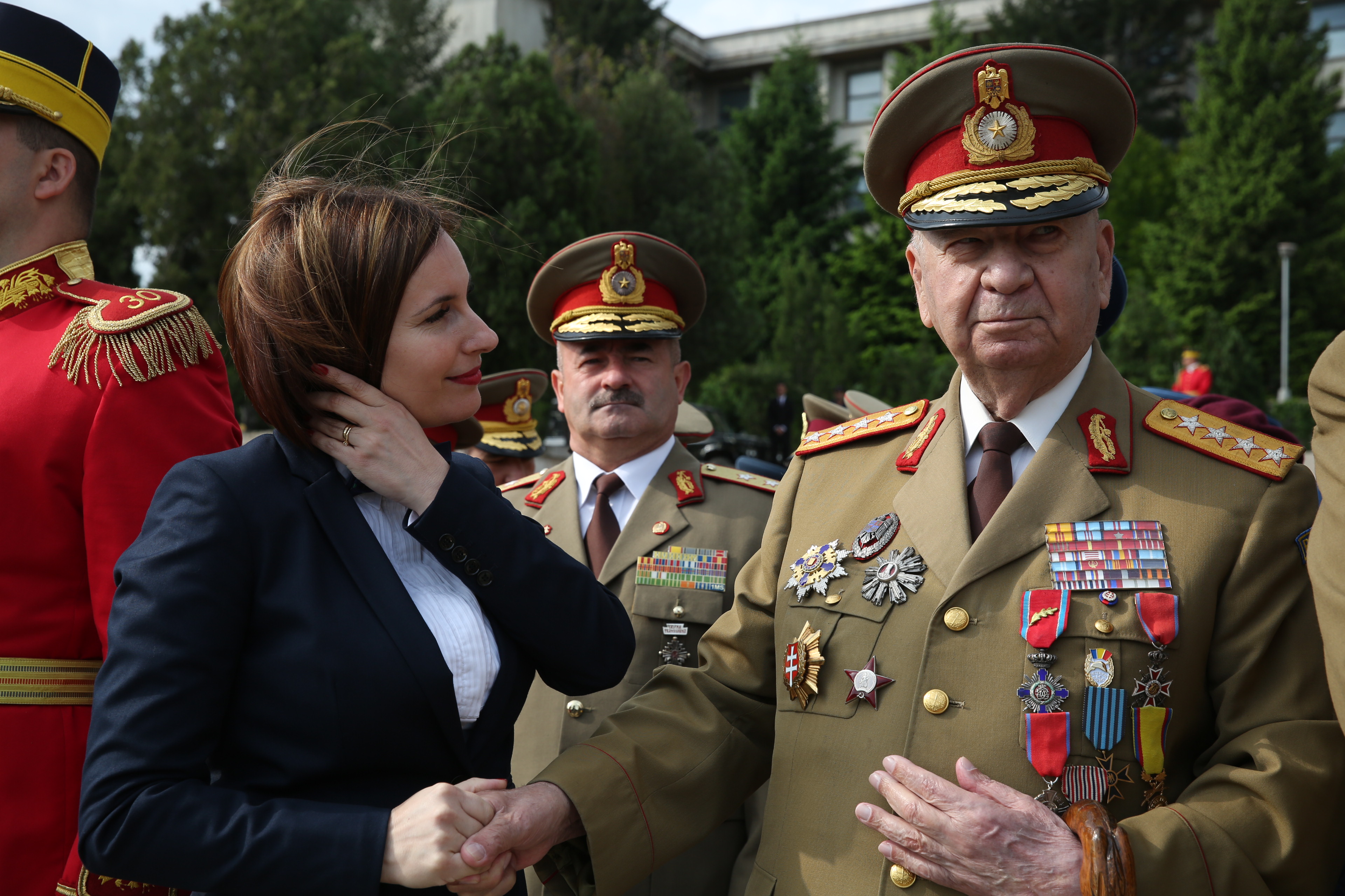 Ceremonia militară de depuneri de coroane şi jerbe de flori de la Monumentul Eroilor Neamului din cel de al II-lea Război Mondial - Universitatea Națională de Apărare 'Carol I' - 09 mai 2015