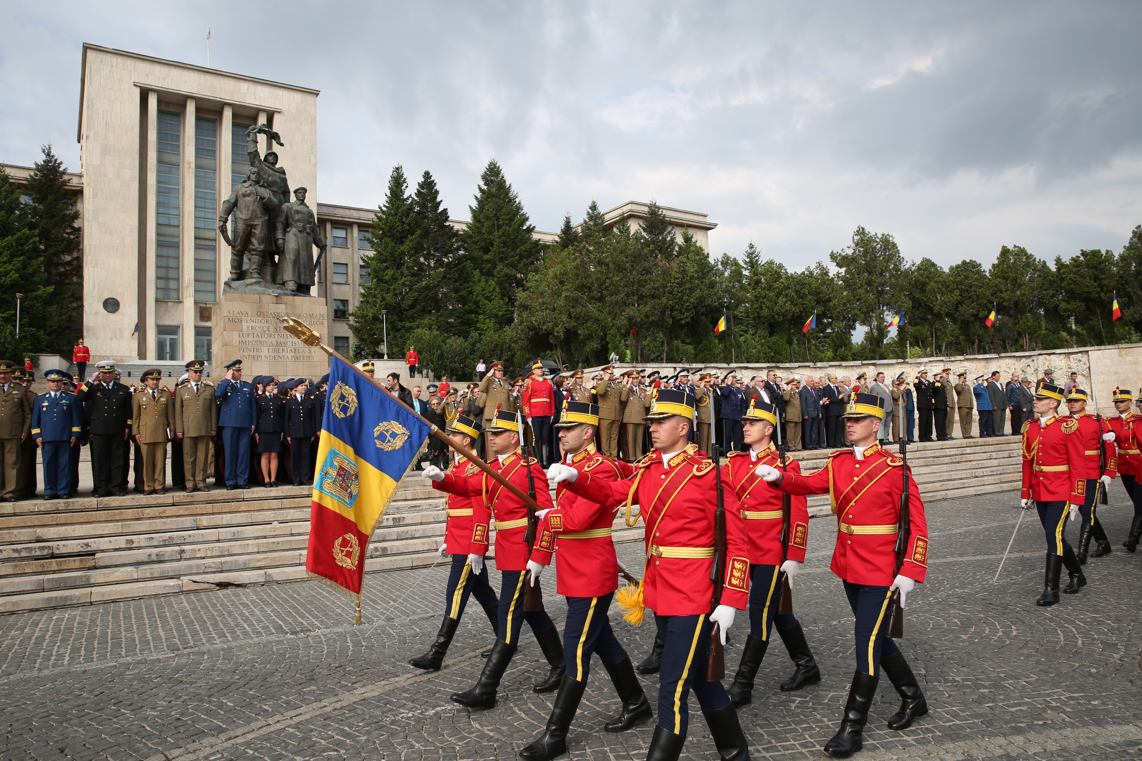 Ceremonia militară de depuneri de coroane şi jerbe de flori de la Monumentul Eroilor Neamului din cel de al II-lea Război Mondial - Universitatea Națională de Apărare 'Carol I' - 09 mai 2015