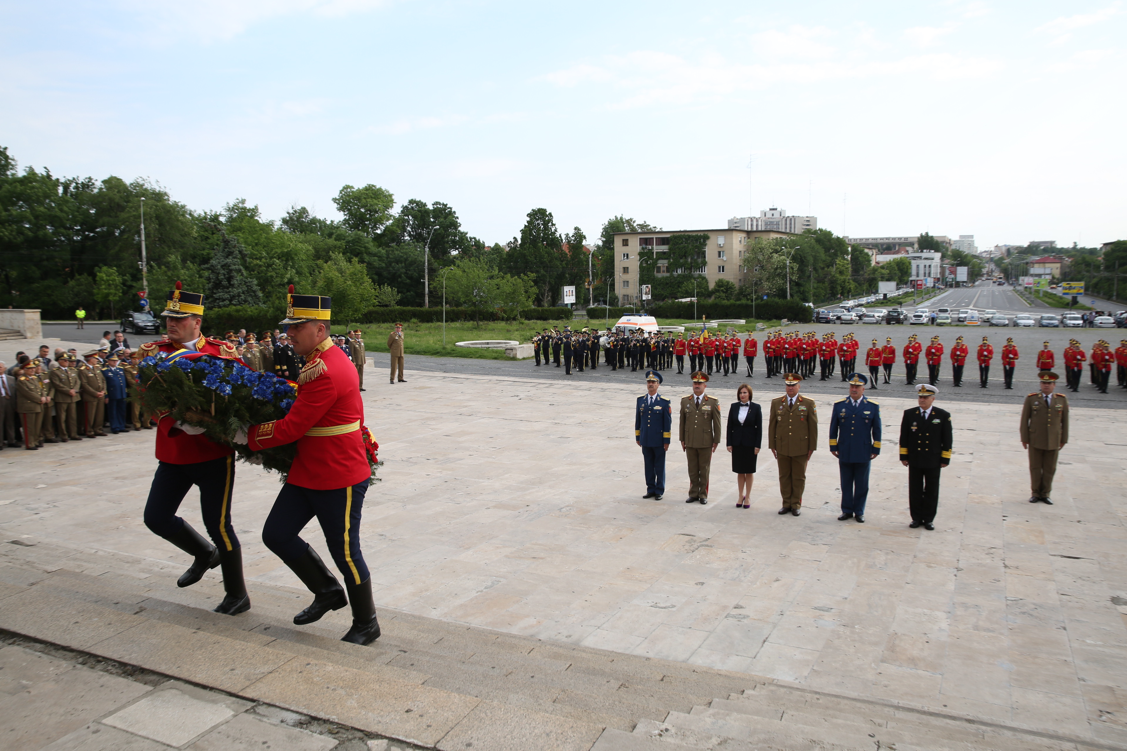 Ceremonia militară de depuneri de coroane şi jerbe de flori de la Monumentul Eroilor Neamului din cel de al II-lea Război Mondial - Universitatea Națională de Apărare 'Carol I' - 09 mai 2015