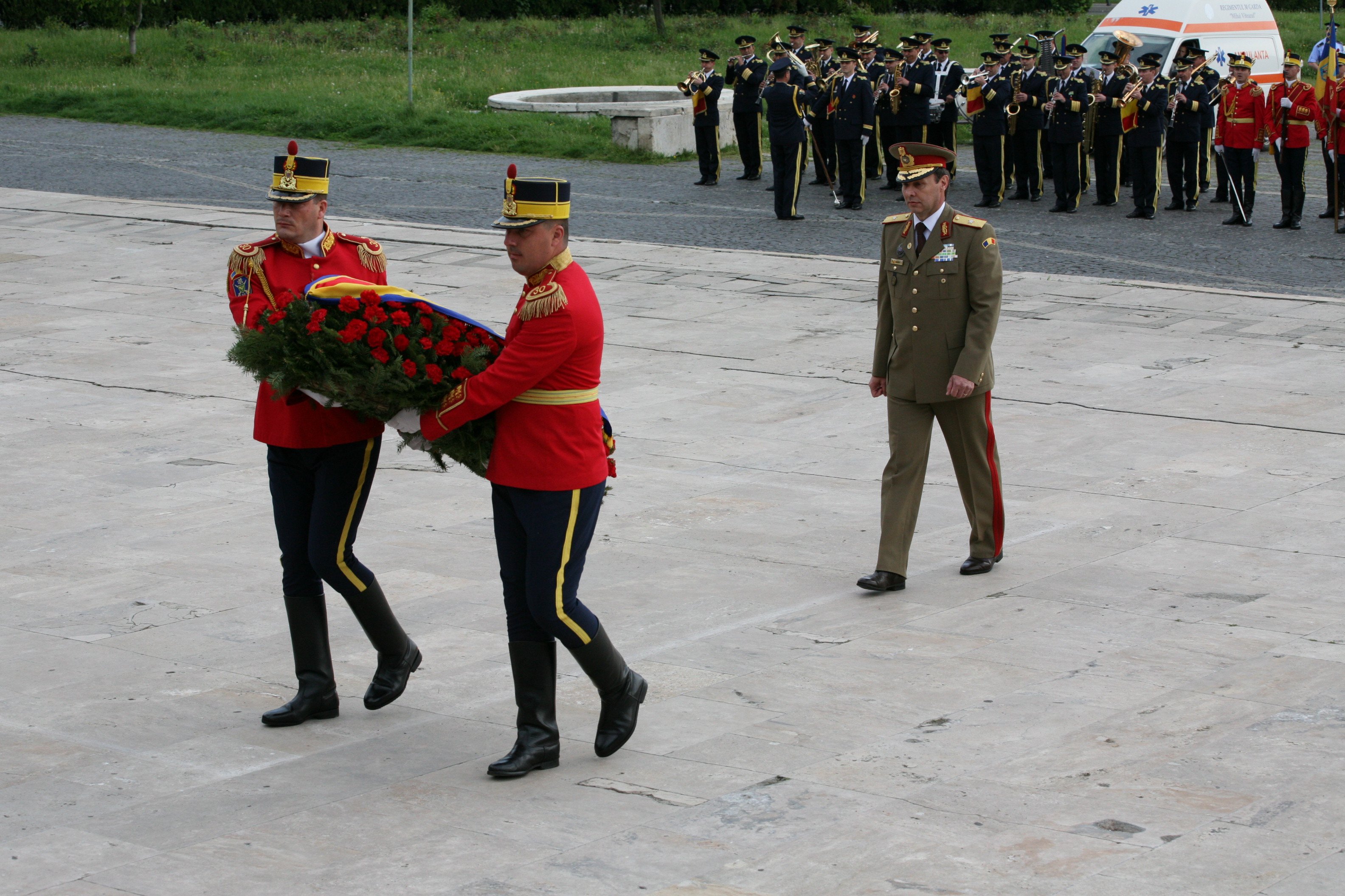 Ceremonia militară de depuneri de coroane şi jerbe de flori de la Monumentul Eroilor Neamului din cel de al II-lea Război Mondial - Universitatea Națională de Apărare 'Carol I' - 09 mai 2015