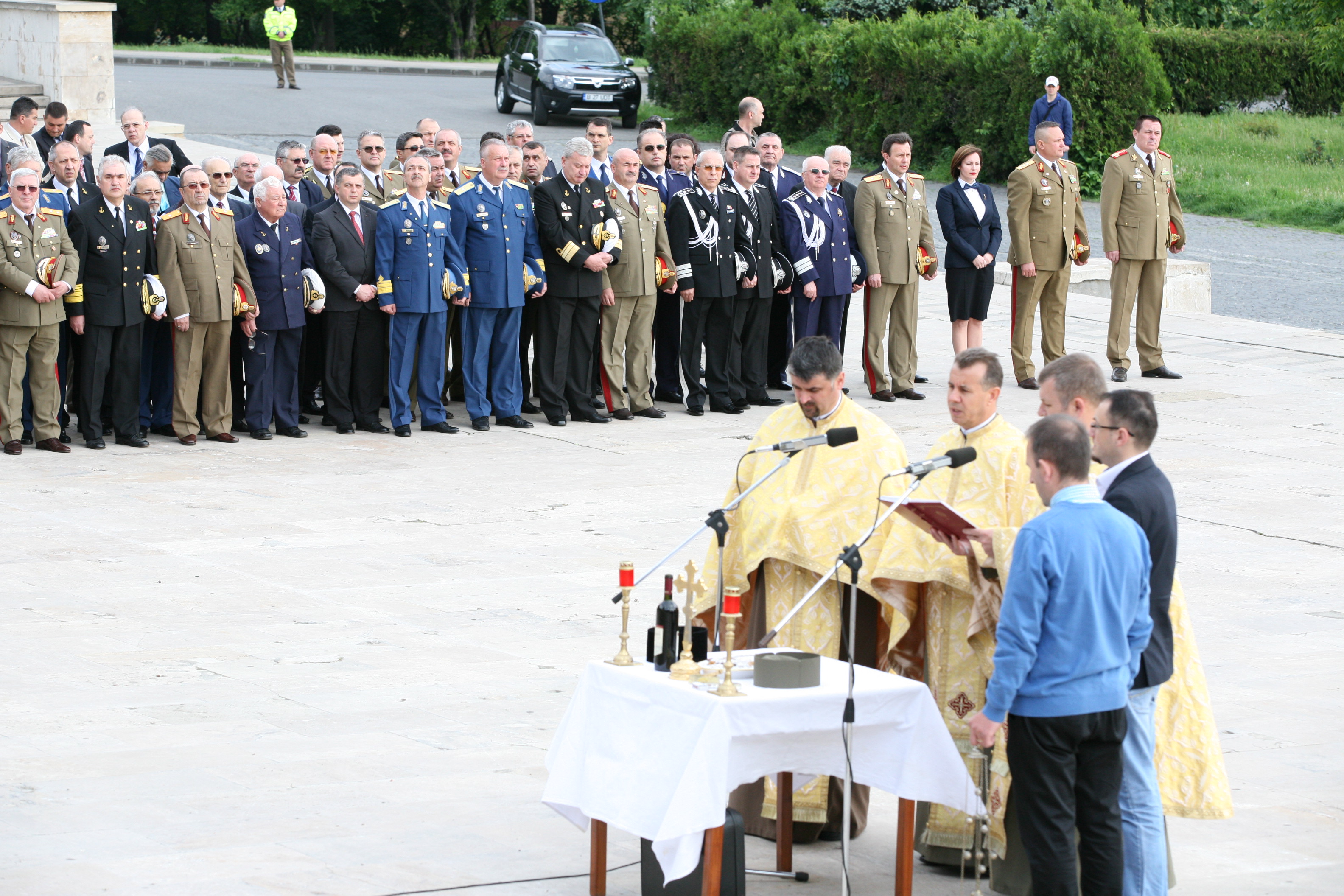 Ceremonia militară de depuneri de coroane şi jerbe de flori de la Monumentul Eroilor Neamului din cel de al II-lea Război Mondial - Universitatea Națională de Apărare 'Carol I' - 09 mai 2015