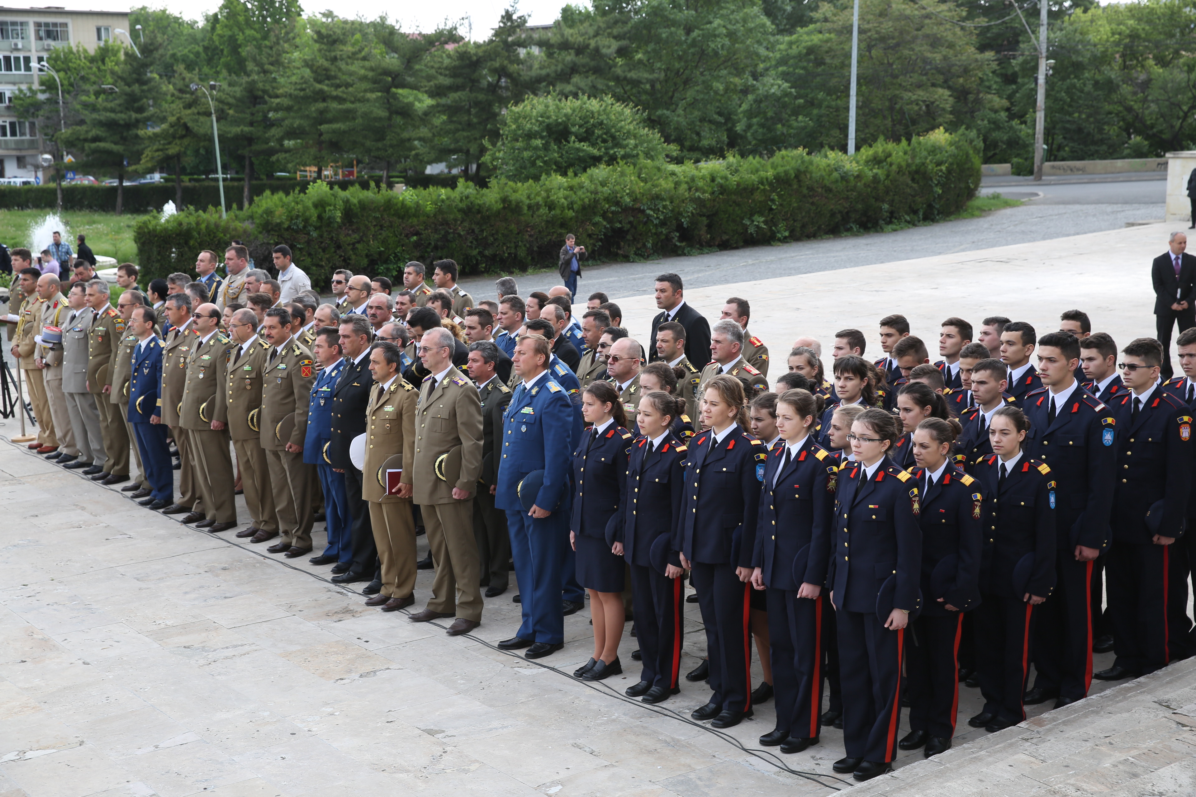 Ceremonia militară de depuneri de coroane şi jerbe de flori de la Monumentul Eroilor Neamului din cel de al II-lea Război Mondial - Universitatea Națională de Apărare 'Carol I' - 09 mai 2015