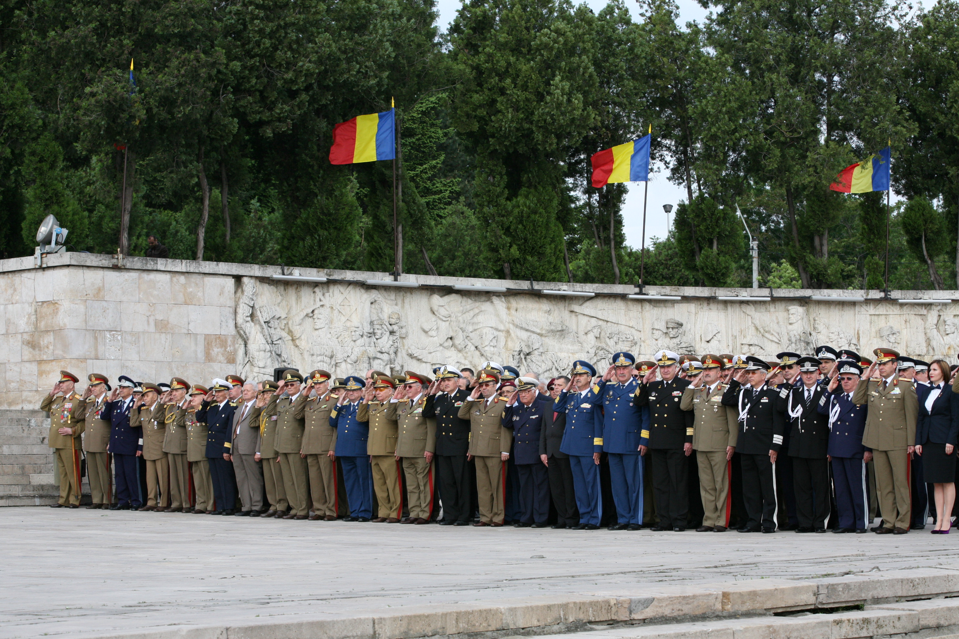 Ceremonia militară de depuneri de coroane şi jerbe de flori de la Monumentul Eroilor Neamului din cel de al II-lea Război Mondial - Universitatea Națională de Apărare 'Carol I' - 09 mai 2015