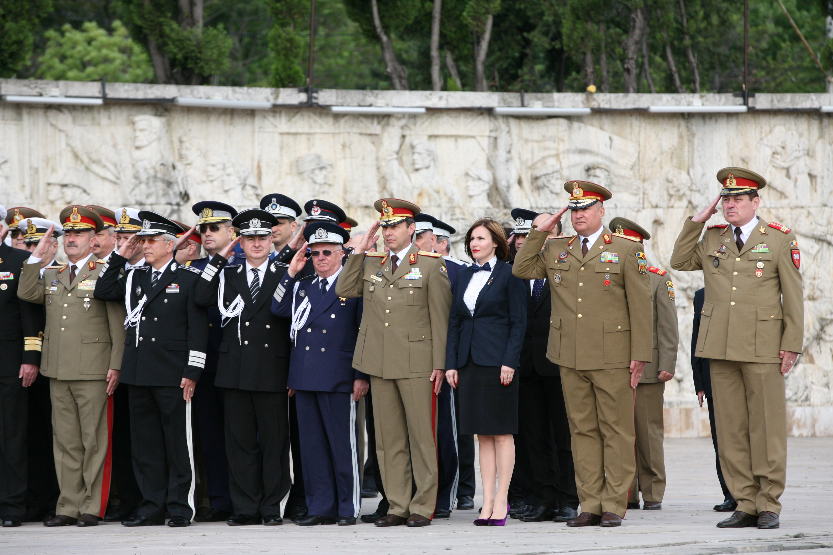 Ceremonia militară de depuneri de coroane şi jerbe de flori de la Monumentul Eroilor Neamului din cel de al II-lea Război Mondial - Universitatea Națională de Apărare 'Carol I' - 09 mai 2015