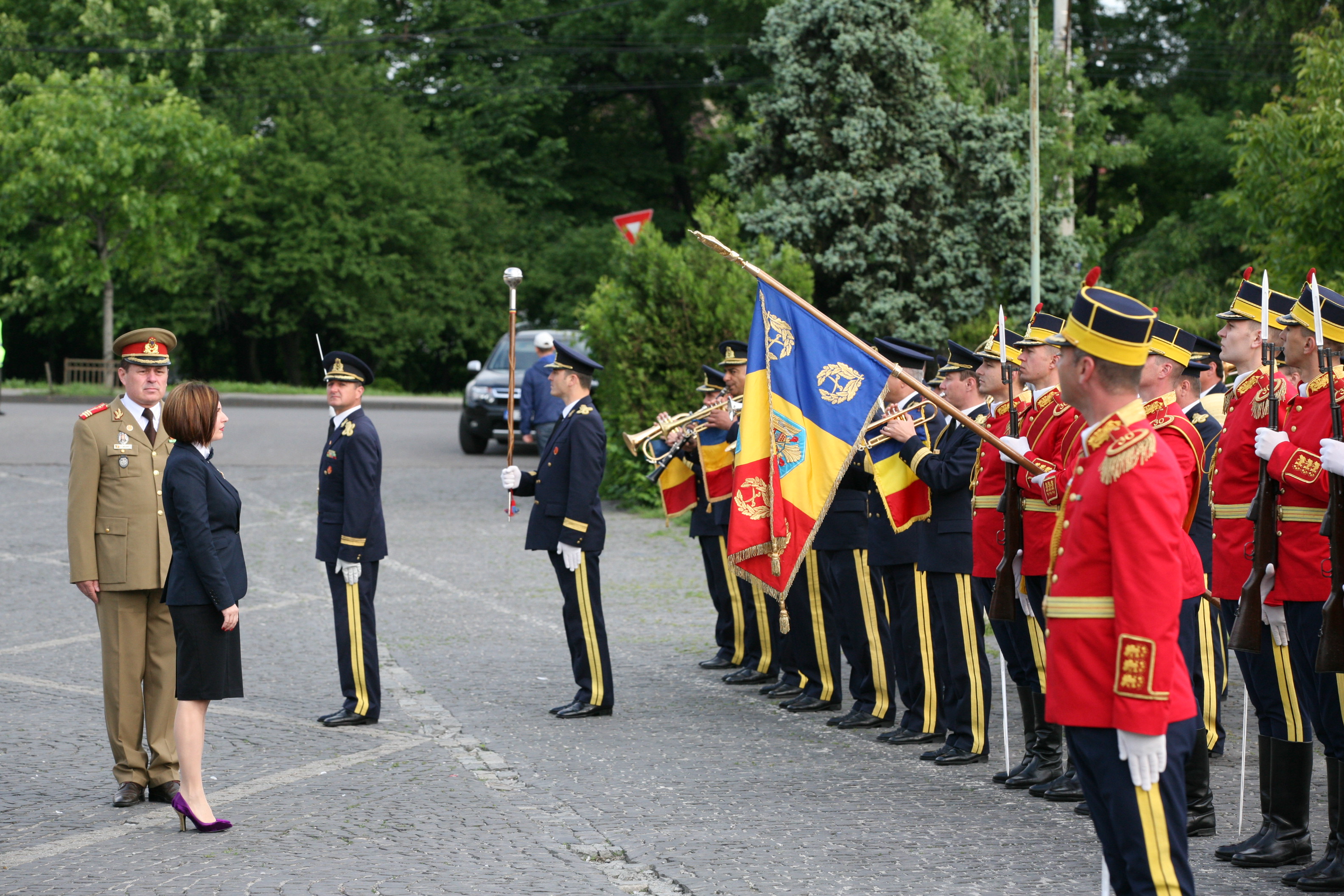 Ceremonia militară de depuneri de coroane şi jerbe de flori de la Monumentul Eroilor Neamului din cel de al II-lea Război Mondial - Universitatea Națională de Apărare 'Carol I' - 09 mai 2015