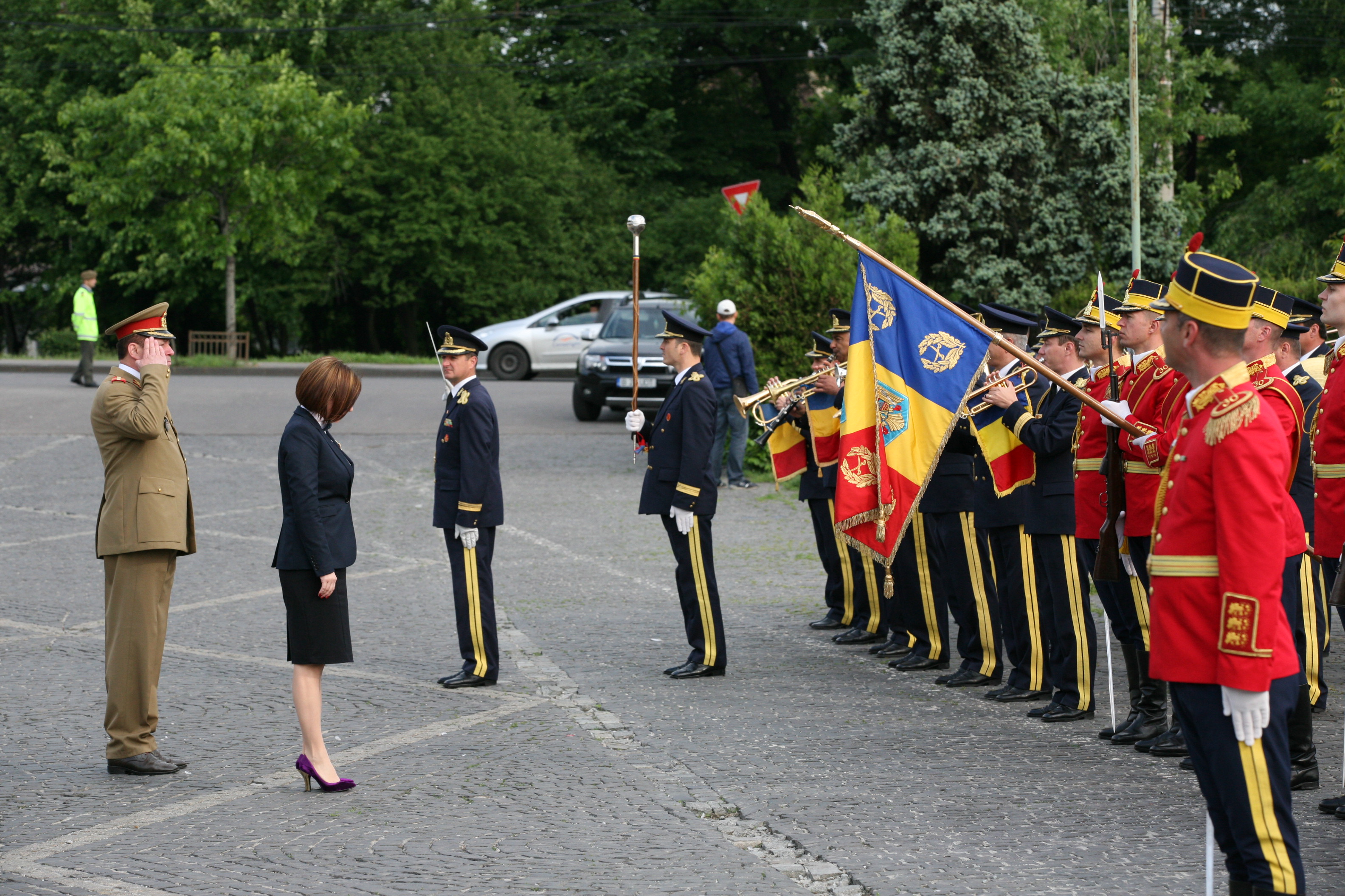 Ceremonia militară de depuneri de coroane şi jerbe de flori de la Monumentul Eroilor Neamului din cel de al II-lea Război Mondial - Universitatea Națională de Apărare 'Carol I' - 09 mai 2015