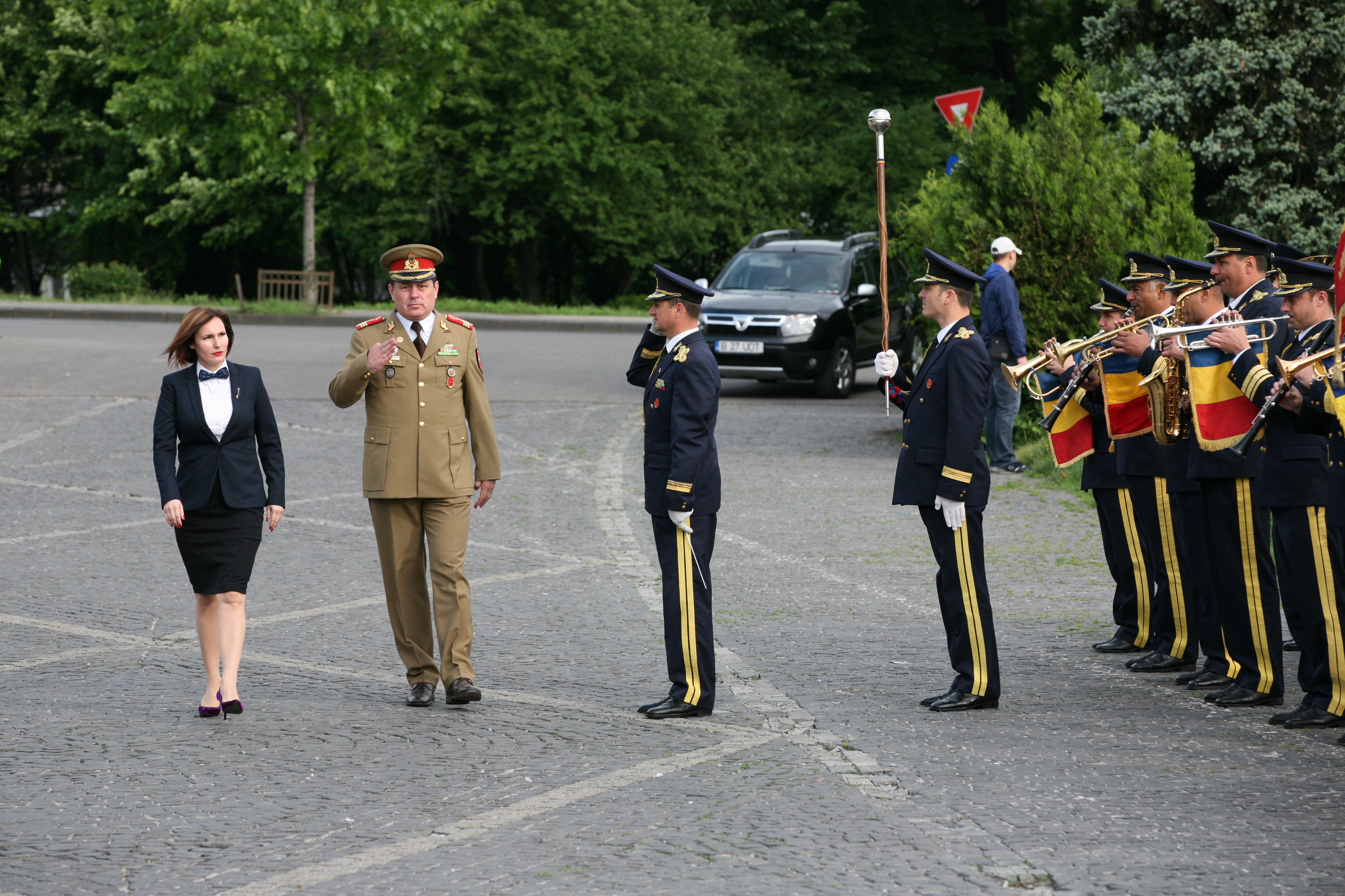 Ceremonia militară de depuneri de coroane şi jerbe de flori de la Monumentul Eroilor Neamului din cel de al II-lea Război Mondial - Universitatea Națională de Apărare 'Carol I' - 09 mai 2015