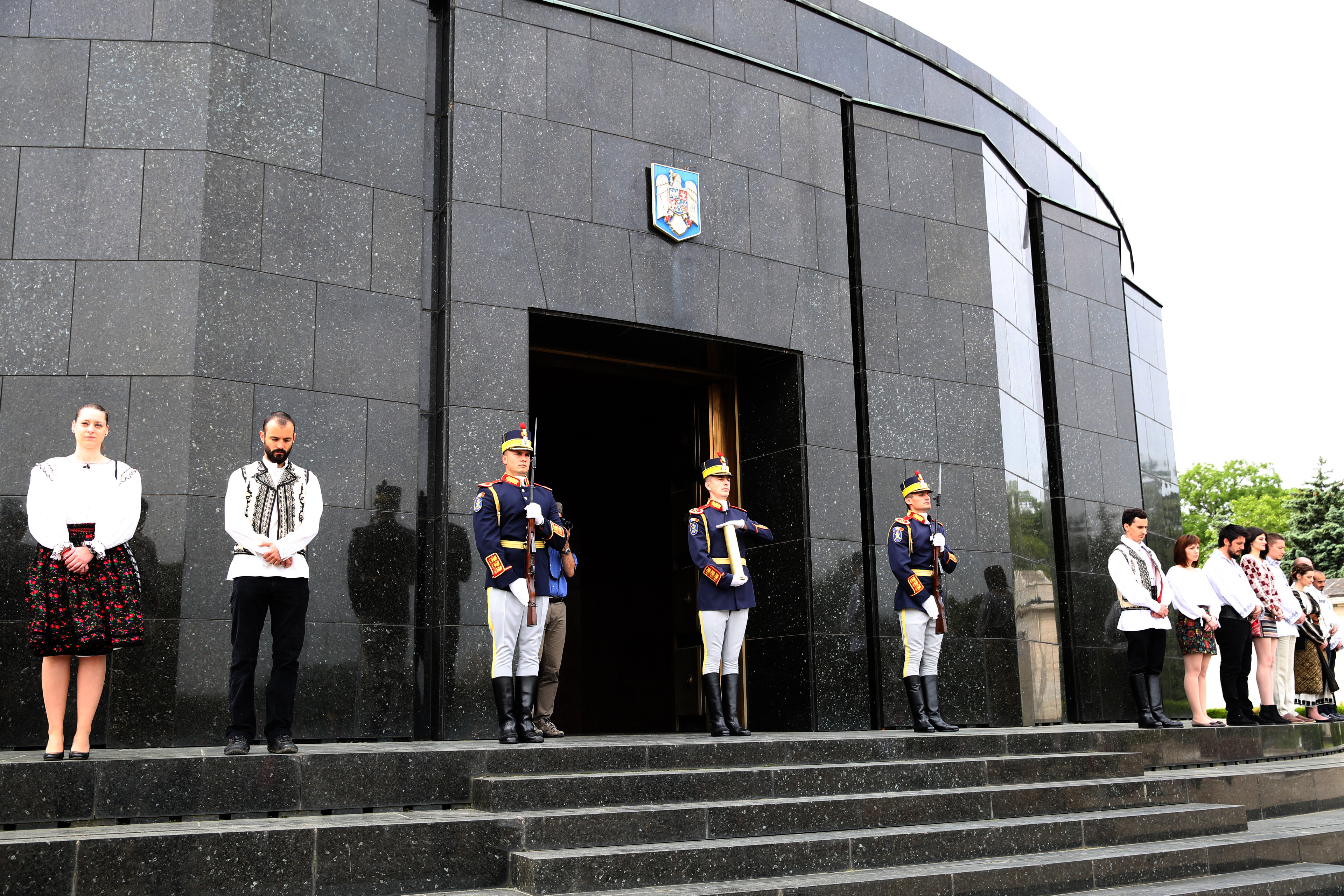 Depunerea unei urne comemorative cu pământ adus de la Plevna-Bulgaria, la Mormântul Ostaşului Necunoscut din Parcul Carol - 16 mai 2015