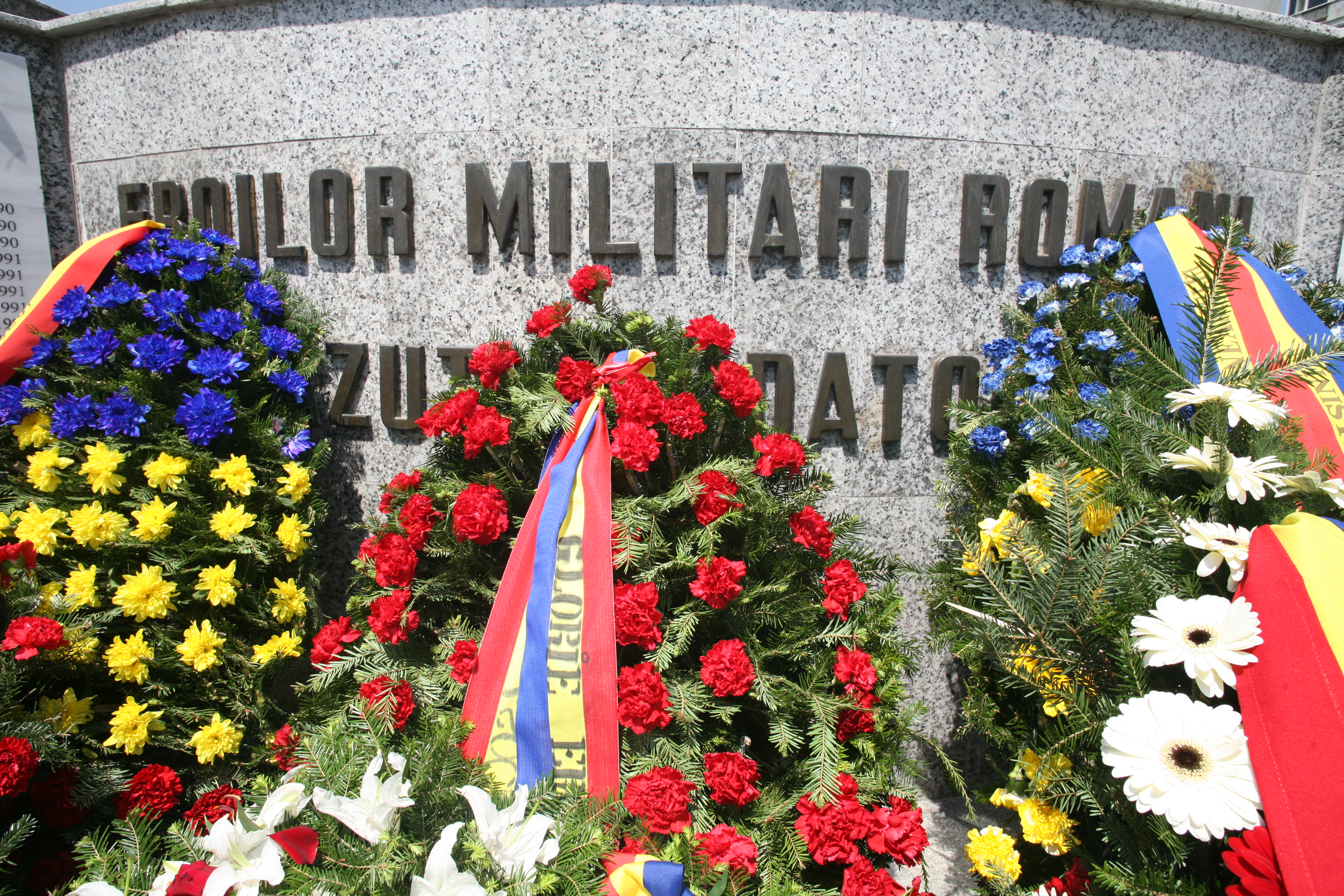 Ziua Eroilor - Ceremonia militară şi religioasă de depuneri de coroane de la Monumentul Eroilor căzuți în teatrele de operații şi pe teritoriul României - 21 mai 2015  '