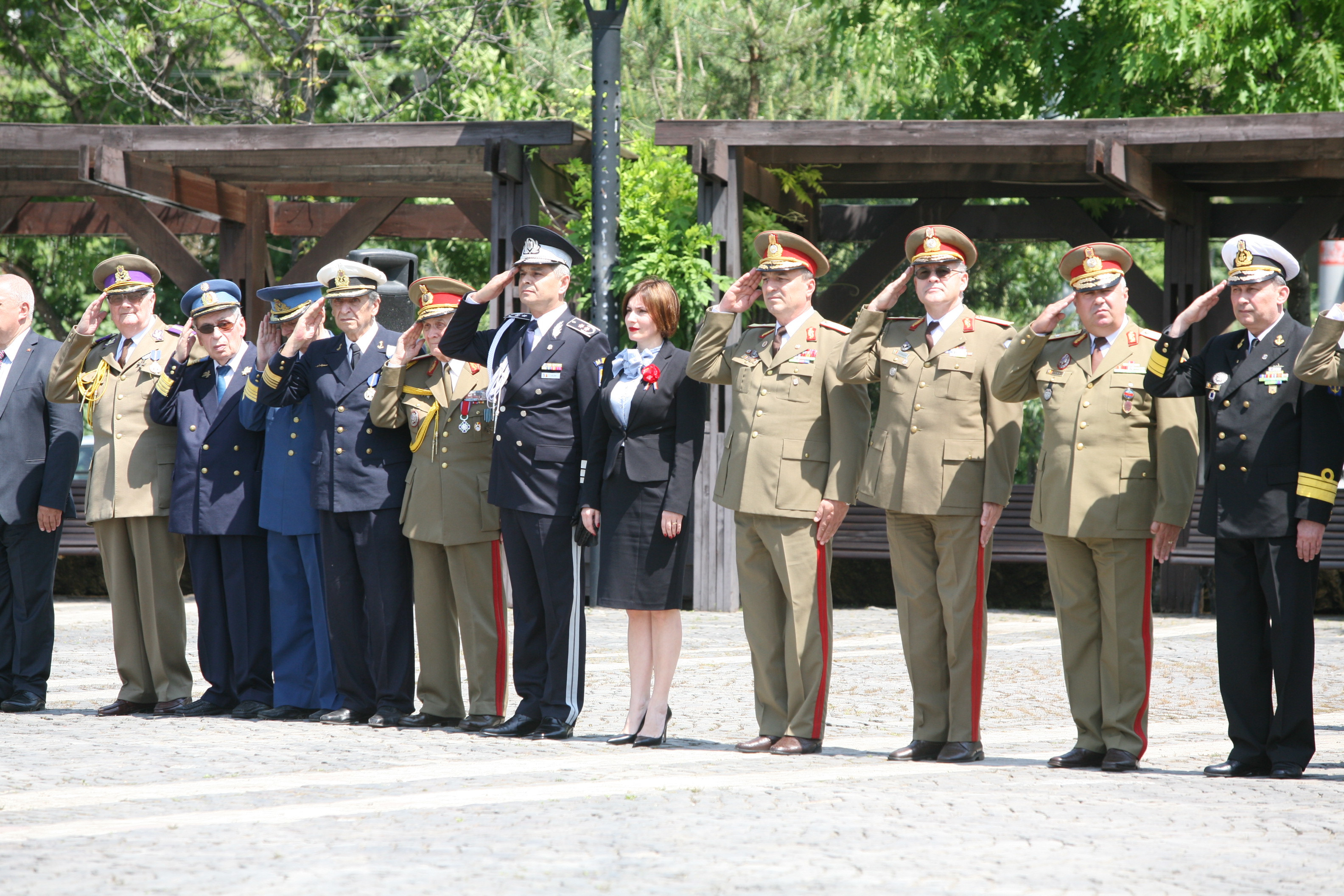 Ziua Eroilor - Ceremonia militară şi religioasă de depuneri de coroane de la Monumentul Eroilor căzuți în teatrele de operații şi pe teritoriul României - 21 mai 2015