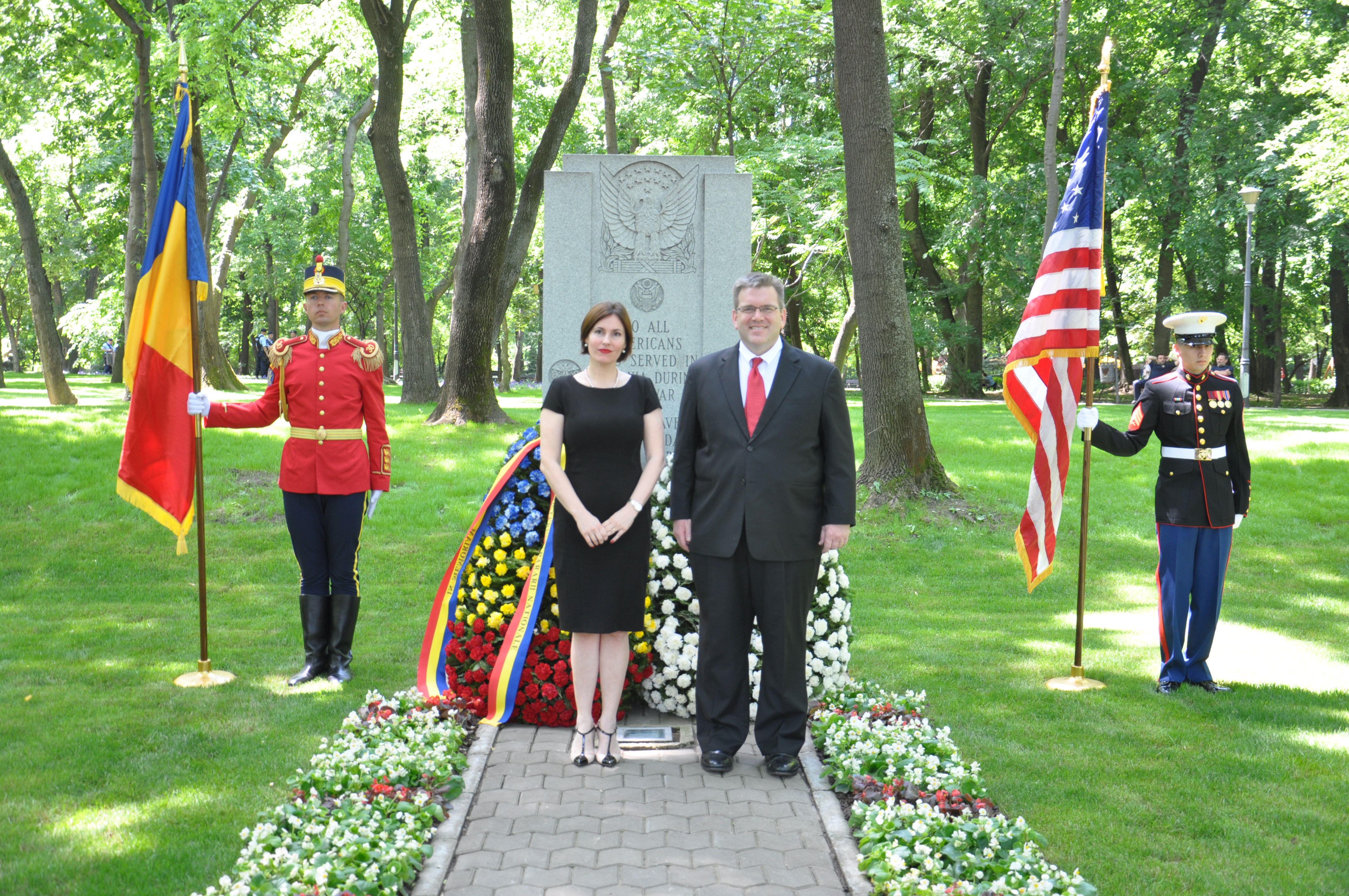 Memorial Day - Ceremonia de depuneri de coroane la monumentul dedicat militarilor americani care au murit pe teritoriul Romaniei in cel de-Al Doilea Razboi Mondial - 22 mai 2015