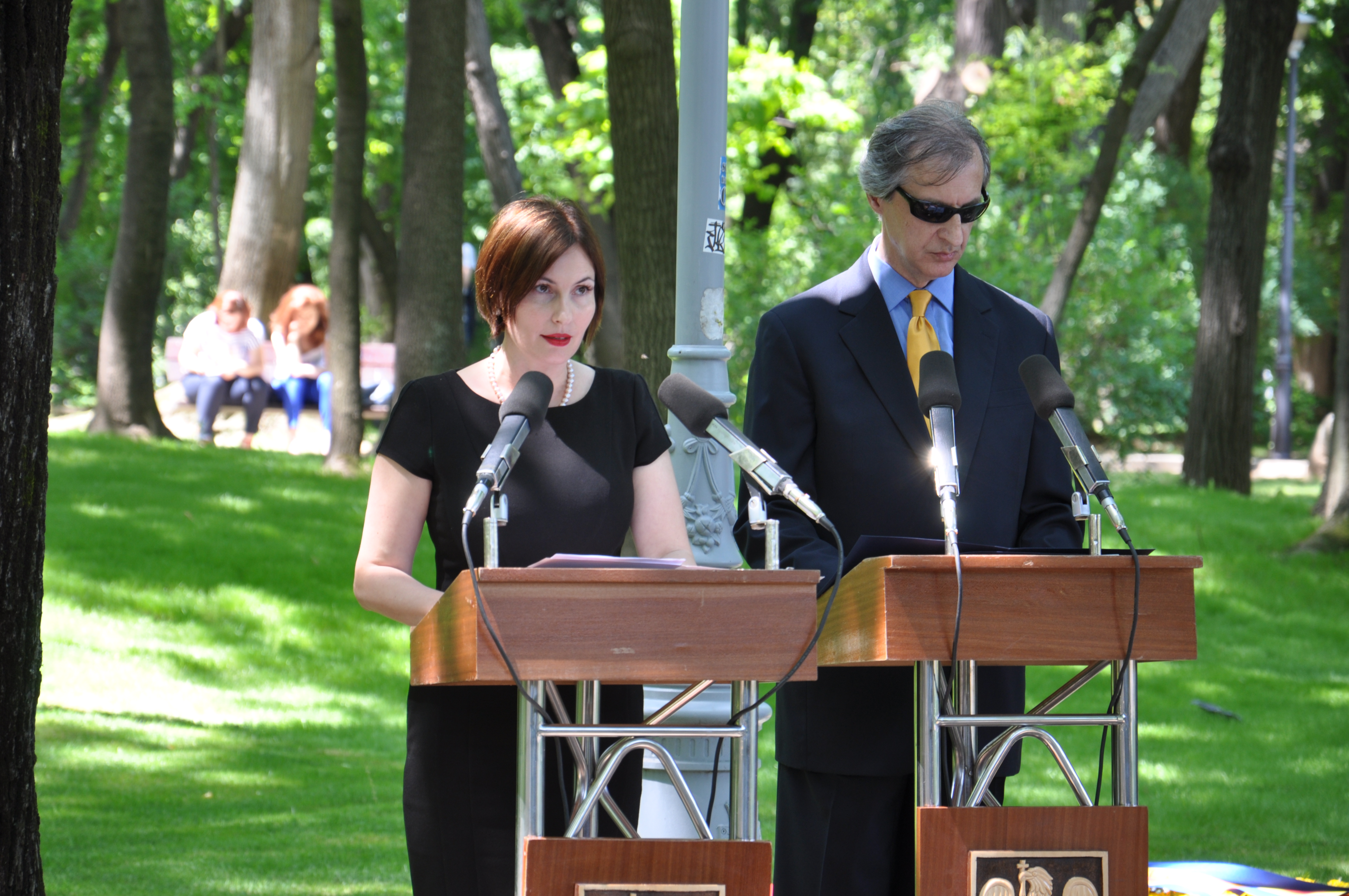 Memorial Day - Ceremonia de depuneri de coroane la monumentul dedicat militarilor americani care au murit pe teritoriul Romaniei in cel de-Al Doilea Razboi Mondial - 22 mai 2015