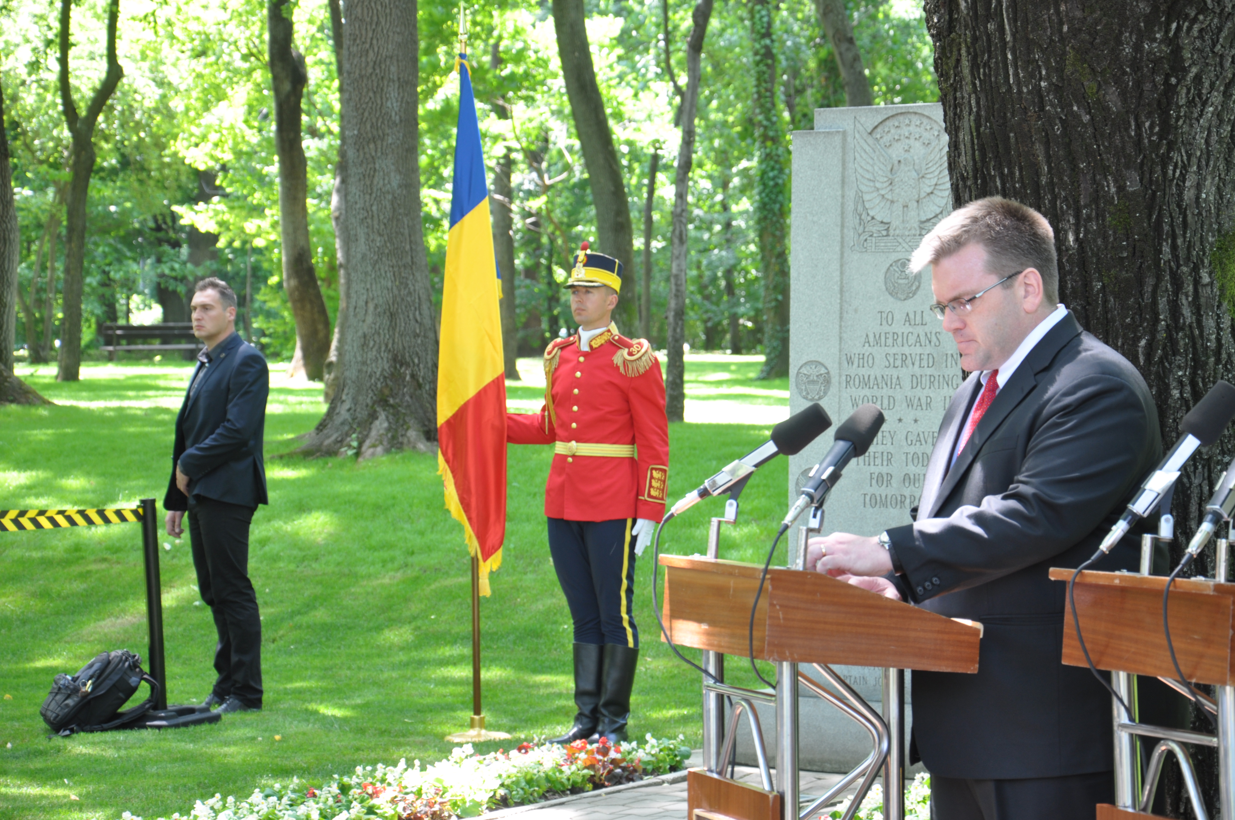 Memorial Day - Ceremonia de depuneri de coroane la monumentul dedicat militarilor americani care au murit pe teritoriul Romaniei in cel de-Al Doilea Razboi Mondial - 22 mai 2015