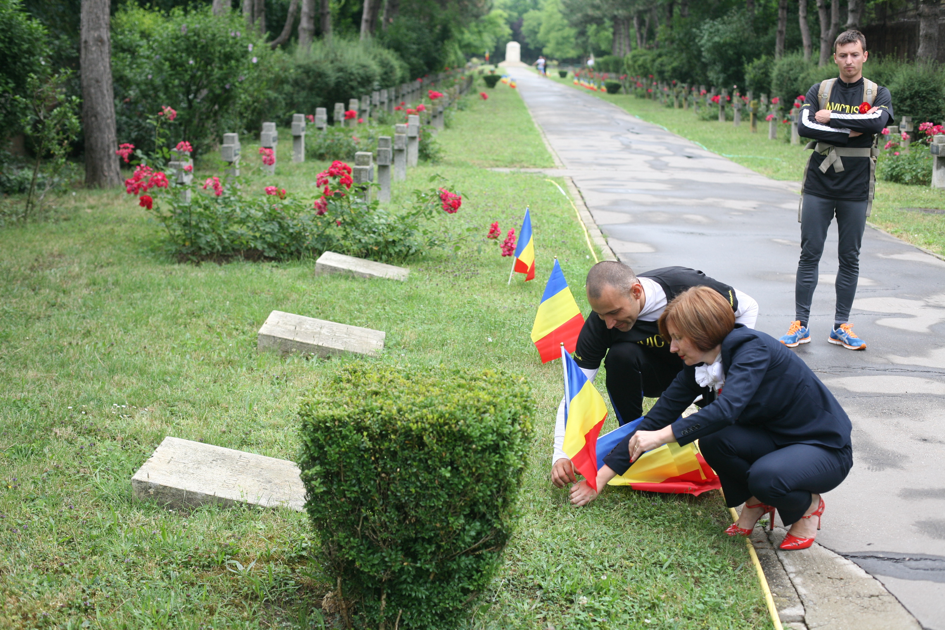 Participarea doamnei secretar de stat Otilia Sava împreună cu grupul de voluntari INVICTUS, la Cimitirul de ostaşi Pro Patria cu ocazia Zilei Drapelului Național - 26 iunie 2015