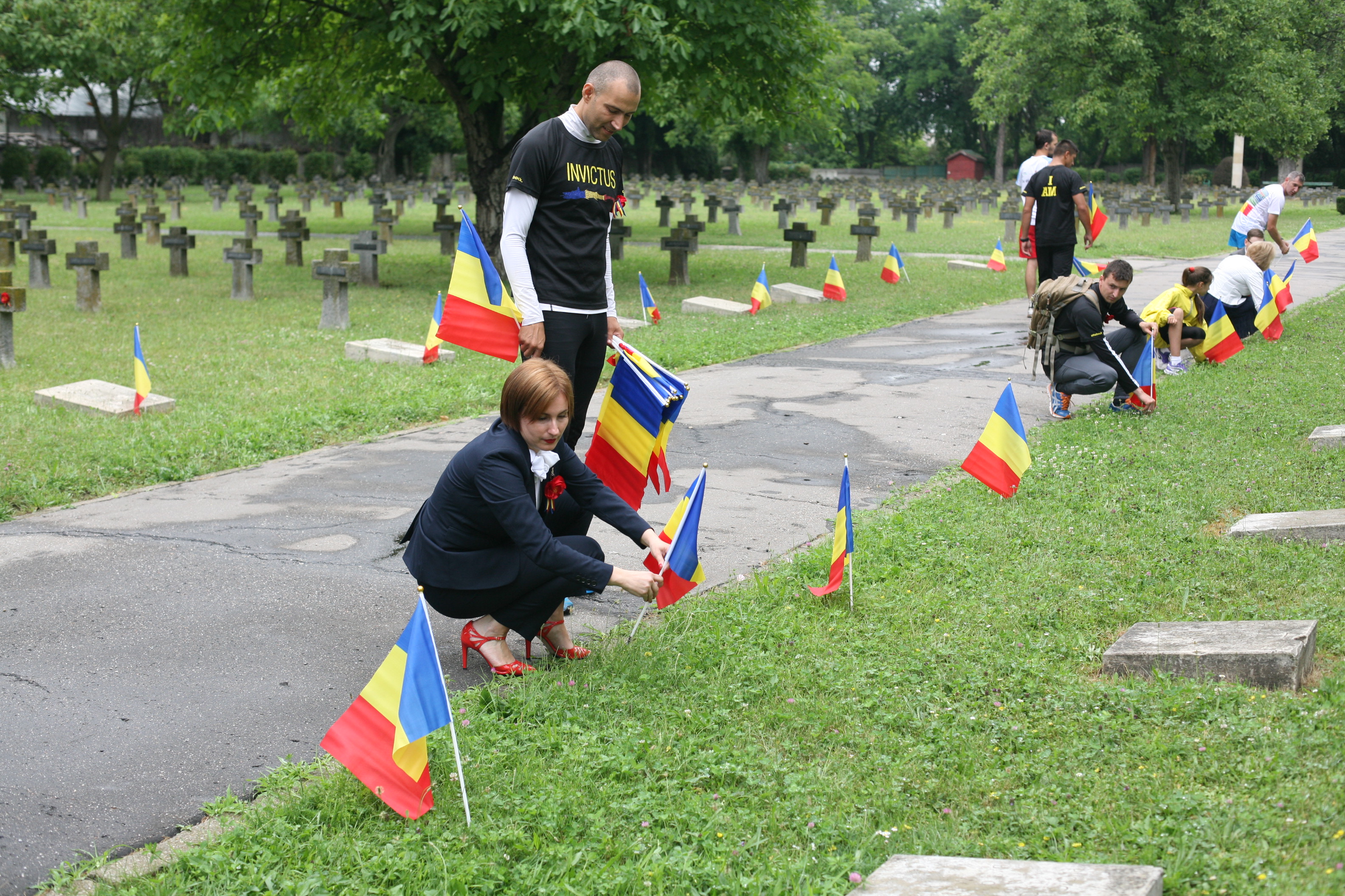 Participarea doamnei secretar de stat Otilia Sava împreună cu grupul de voluntari INVICTUS, la Cimitirul de ostaşi Pro Patria cu ocazia Zilei Drapelului Național - 26 iunie 2015