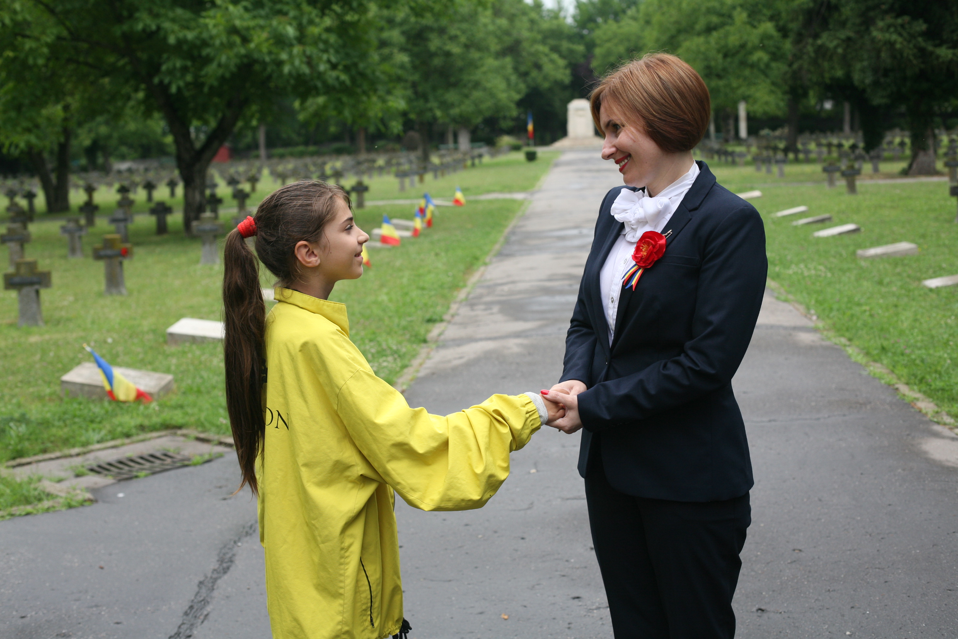 Participarea doamnei secretar de stat Otilia Sava împreună cu grupul de voluntari INVICTUS, la Cimitirul de ostaşi Pro Patria cu ocazia Zilei Drapelului Național - 26 iunie 2015