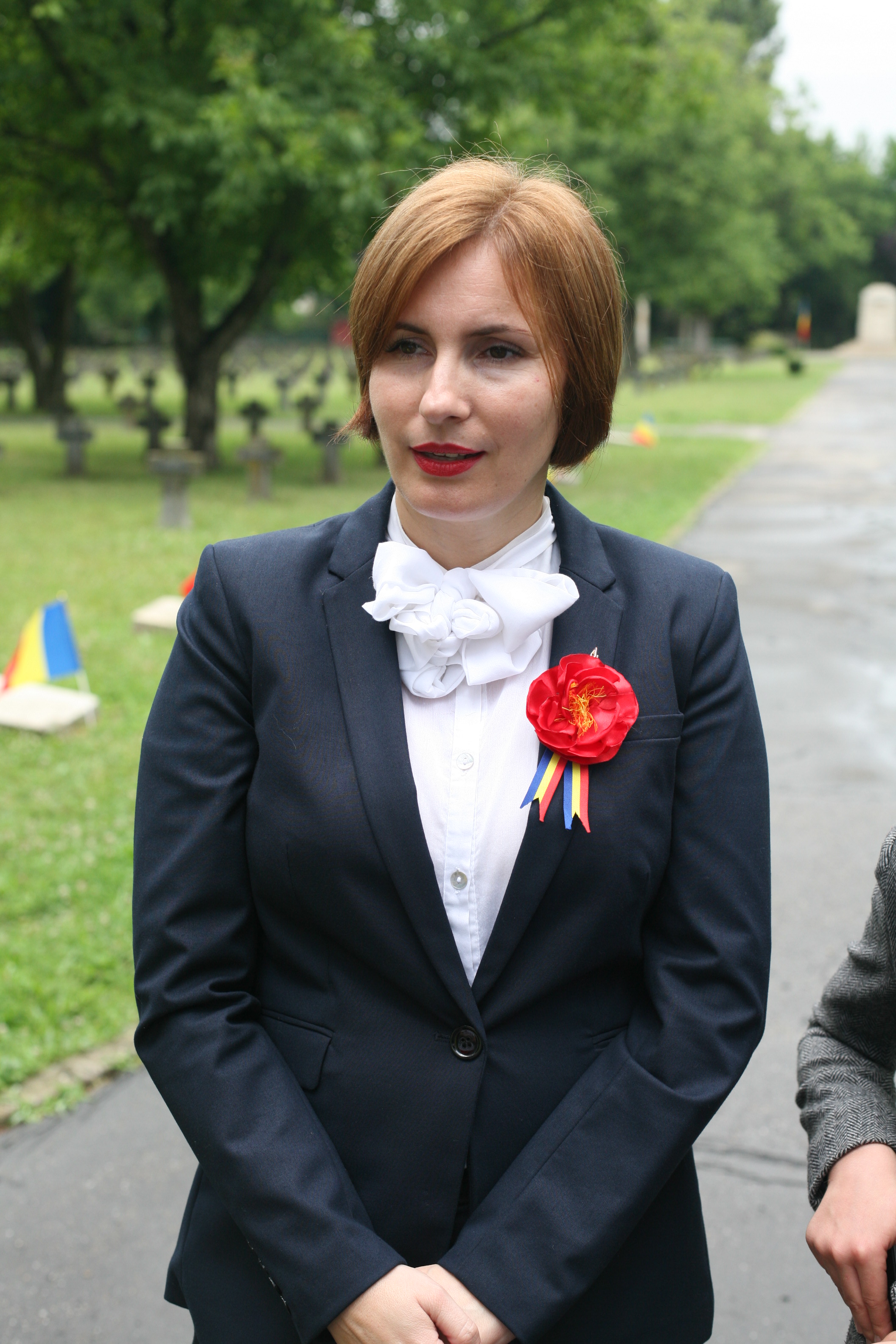 Participarea doamnei secretar de stat Otilia Sava împreună cu grupul de voluntari INVICTUS, la Cimitirul de ostaşi Pro Patria cu ocazia Zilei Drapelului Național - 26 iunie 2015