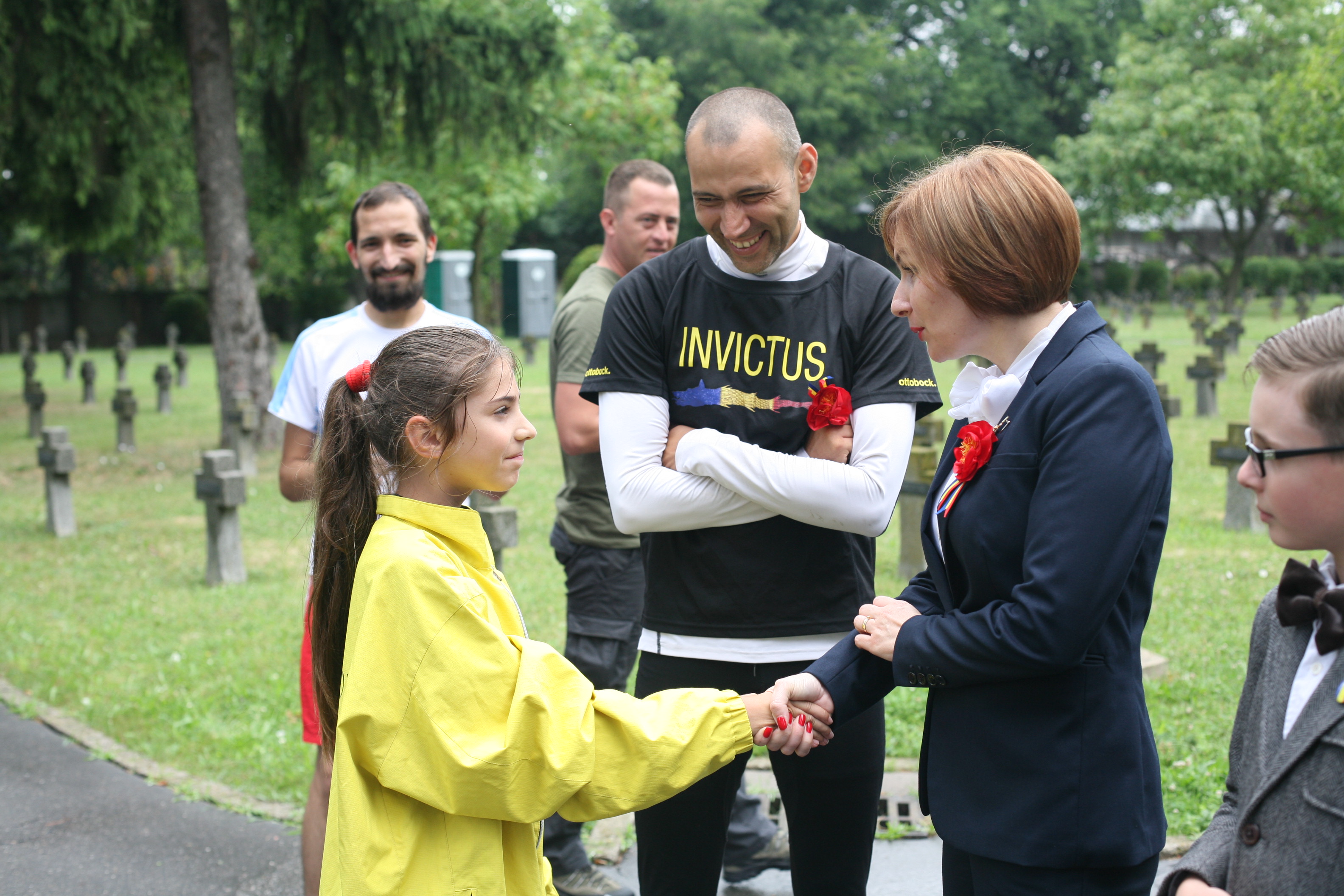 Participarea doamnei secretar de stat Otilia Sava împreună cu grupul de voluntari INVICTUS, la Cimitirul de ostaşi Pro Patria cu ocazia Zilei Drapelului Național - 26 iunie 2015