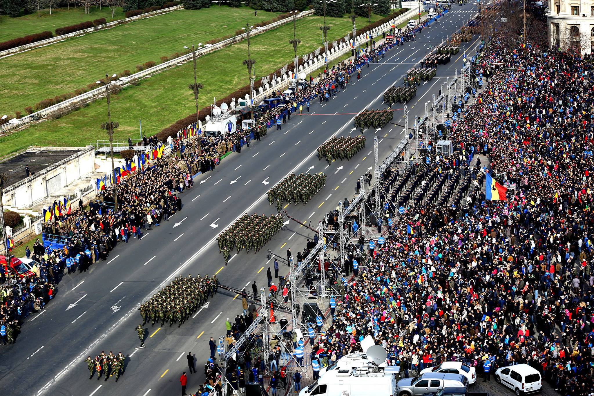 Parada militară din Piața Constituției desfăşurată cu ocazia Zilei Naționale a României -1 Decembrie 2015