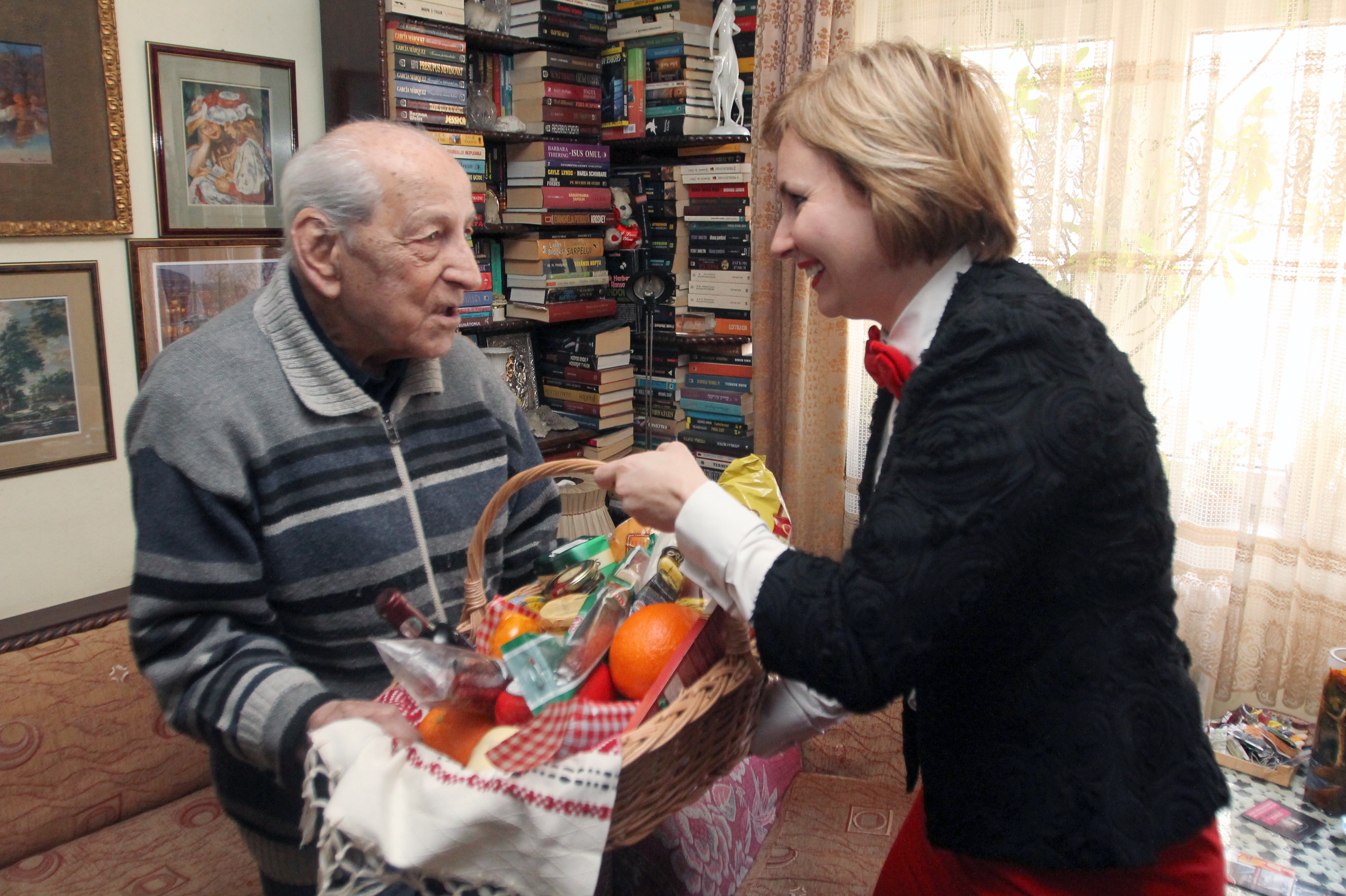 Vizita doamnei secretar de stat Otilia Sava la veteranul de război, general de brigadă în retragere Scarlat Bucur - 21 ianuarie 2016 'Visit of the State Secretary Otilia Sava to the brigadier general 'retired' Scarlat Bucur, war veteran – January 21, 2016