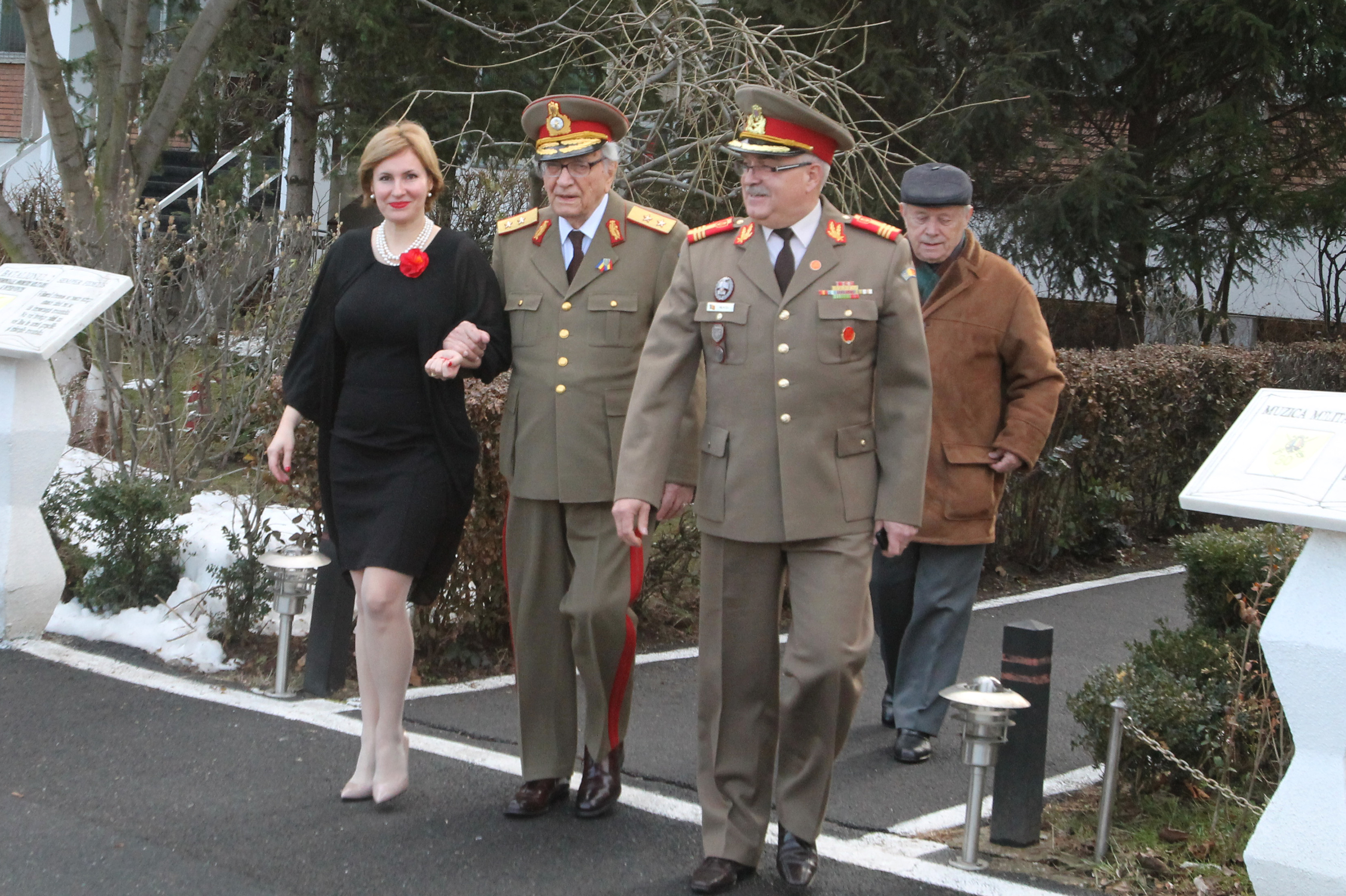 Întâlnirea doamnei secretar de stat Otilia Sava cu domnul general maior 'rtr.' Viorel Cosma şi militarii din Brigada 30 Gardă 'Mihai Viteazul' - 03 februarie 2016  'Meeting of the State Secretary Otilia Sava with general major 'retired' Viorel Cosma, toge