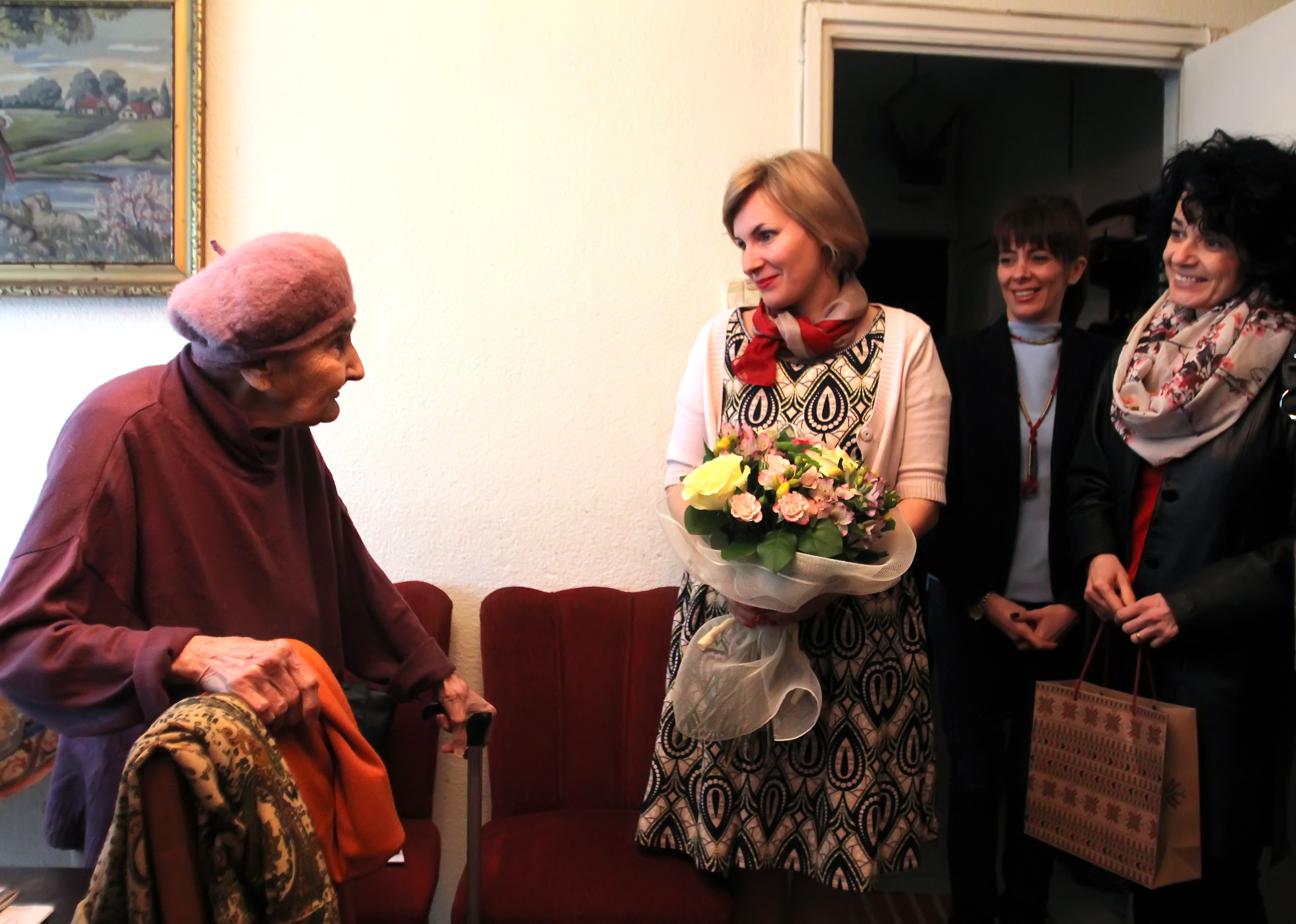 Vizita doamnei secretar de stat Otilia Sava la doamna Bujoreanu Eleonora, veteran de război - 24 martie 2016  'Visit of the State Secretary Otilia Sava accompanied by Mr. Dragoş Pătraru to Mrs. Bujoreanu Eleonora, war veteran - March 24 and 29, 2016''