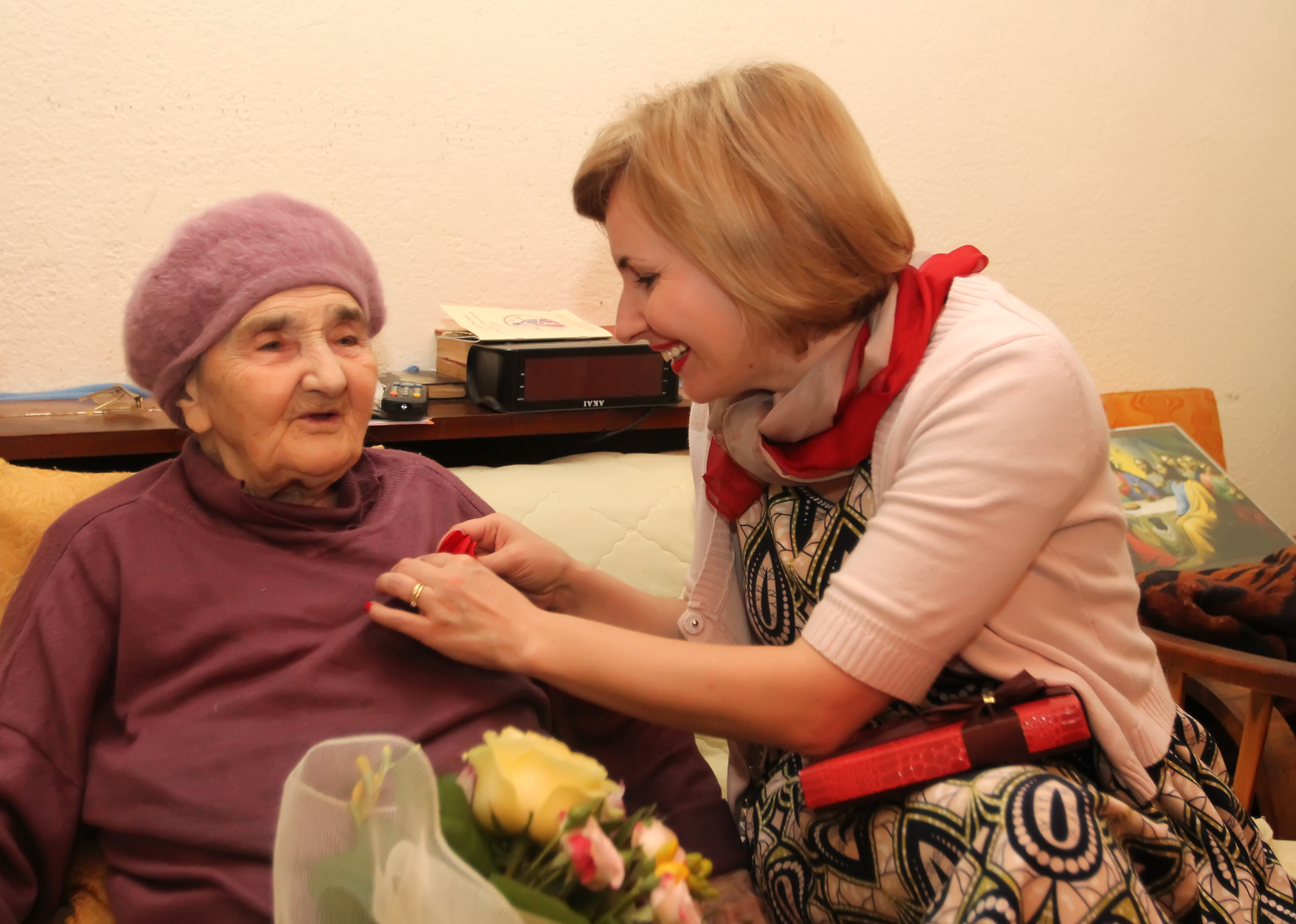 Vizita doamnei secretar de stat Otilia Sava la doamna Bujoreanu Eleonora, veteran de război - 24 martie 2016  'Visit of the State Secretary Otilia Sava accompanied by Mr. Dragoş Pătraru to Mrs. Bujoreanu Eleonora, war veteran - March 24 and 29, 2016''