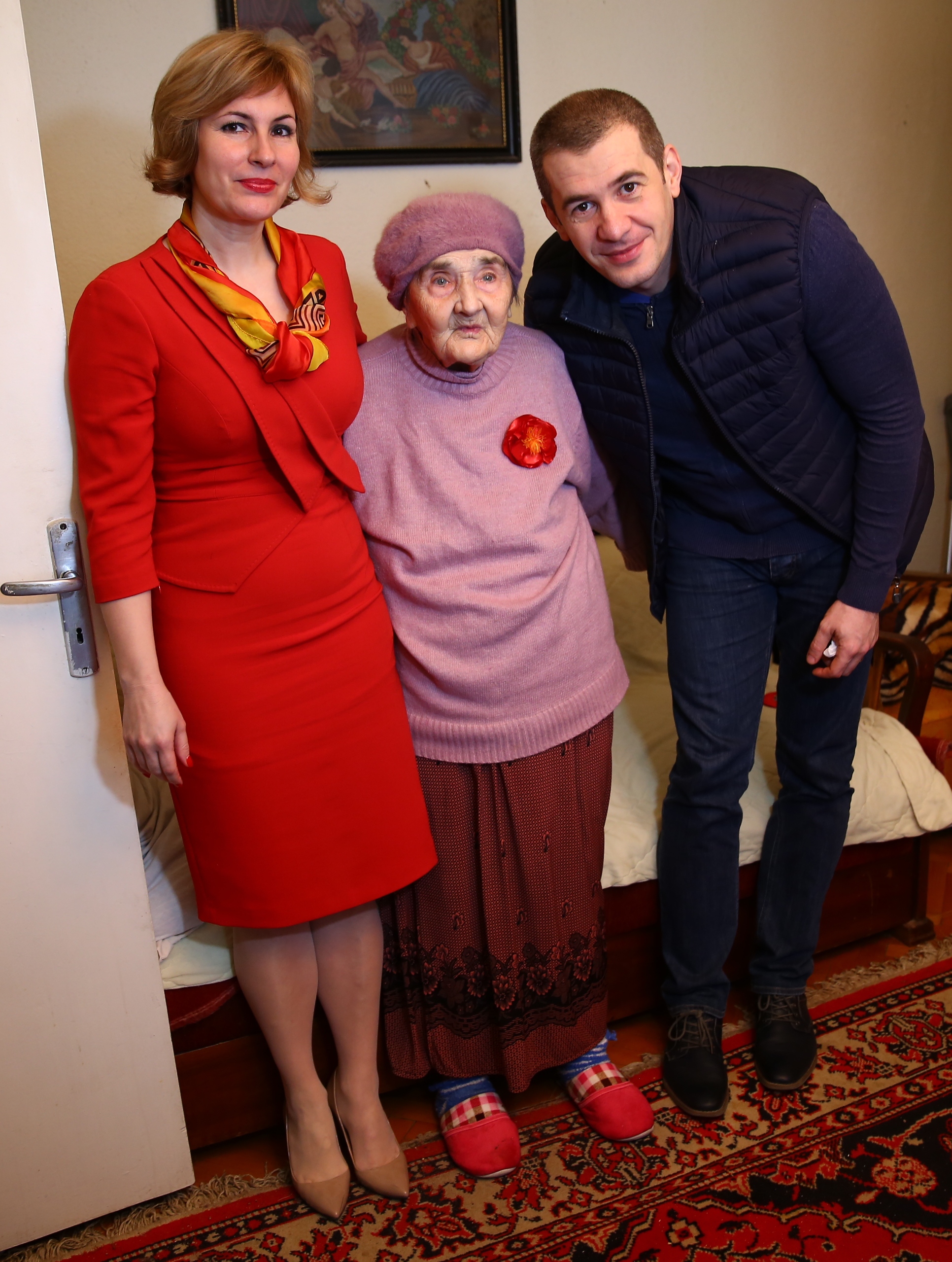 Vizita doamnei secretar de stat Otilia Sava si a domnului Dragoş Pătraru la doamna Bujoreanu Eleonora, veteran de război - 29 martie 2016   'Visit of the State Secretary Otilia Sava accompanied by Mr. Dragoş Pătraru to Mrs. Bujoreanu Eleonora, war veteran