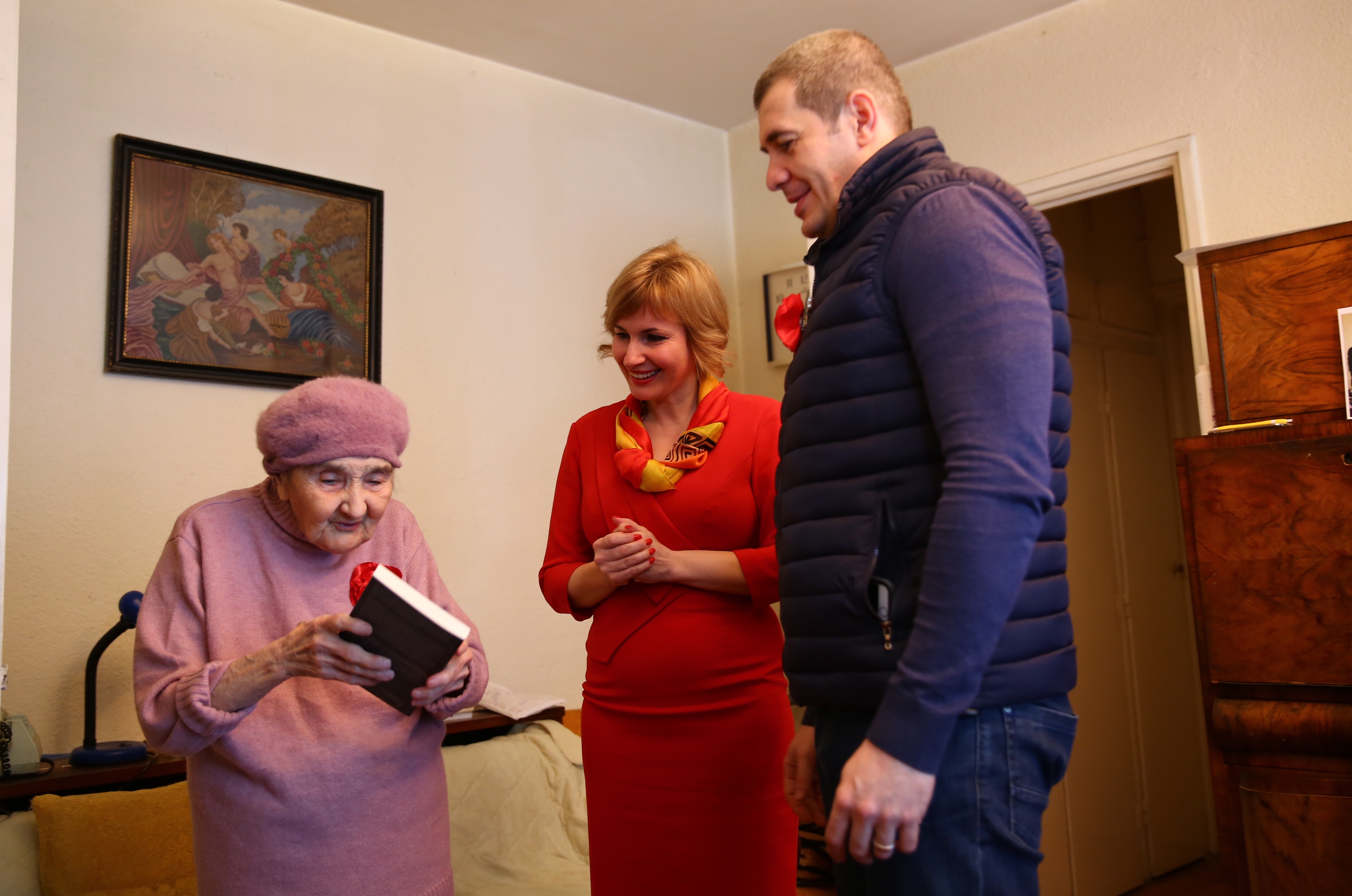 Vizita doamnei secretar de stat Otilia Sava si a domnului Dragoş Pătraru la doamna Bujoreanu Eleonora, veteran de război - 29 martie 2016   'Visit of the State Secretary Otilia Sava accompanied by Mr. Dragoş Pătraru to Mrs. Bujoreanu Eleonora, war veteran