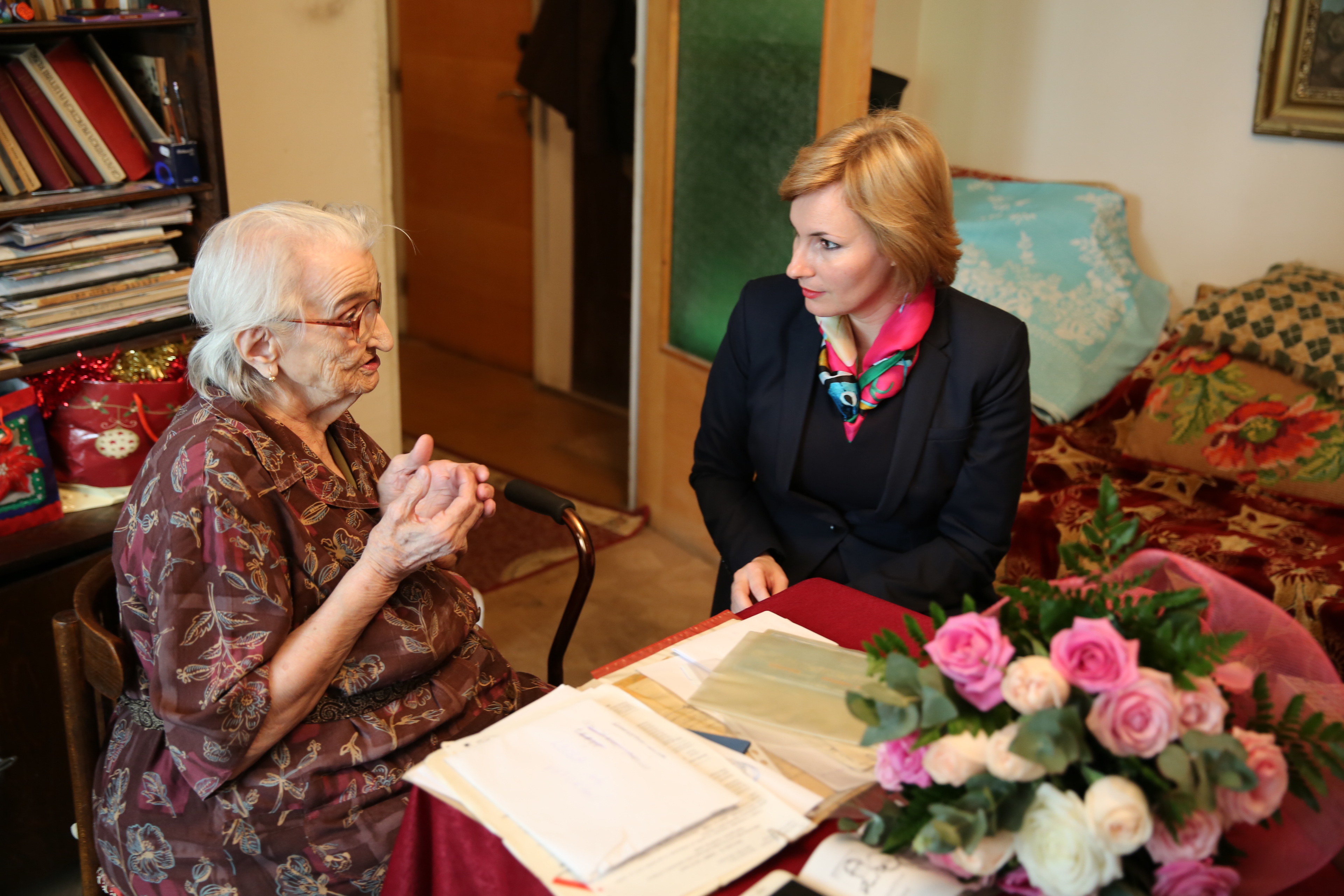 Vizita doamnei secretar de stat Otilia Sava la doamna locotenent 'rtr.' Manolescu Voica Ioana, veteran de război - 08 aprilie 2016'Visit of the State Secretary Otilia Sava to Lieutenant 'retired'. Ioana Manolescu Voica war veteran - April 8th, 2016'