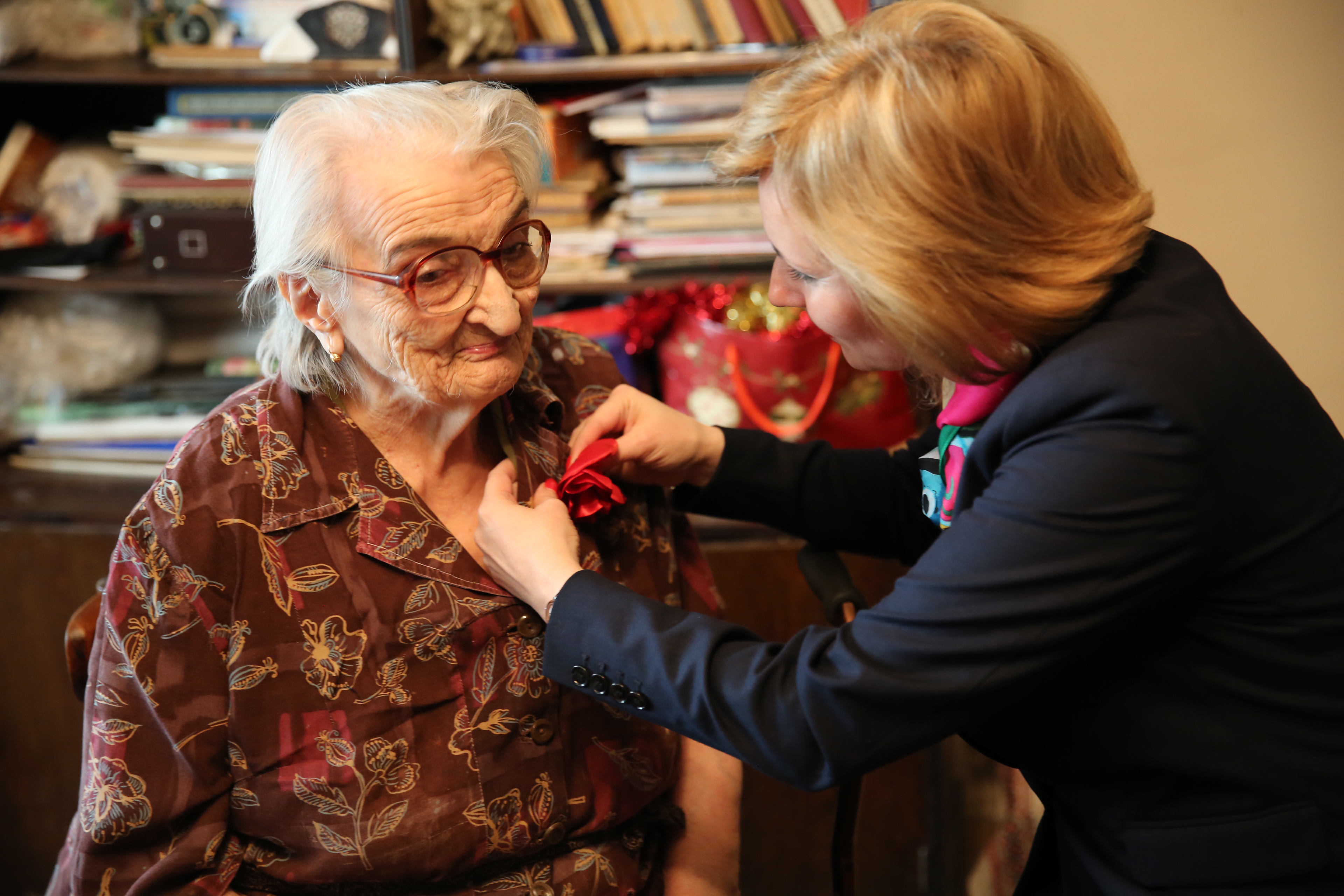 Vizita doamnei secretar de stat Otilia Sava la doamna locotenent 'rtr.' Manolescu Voica Ioana, veteran de război - 08 aprilie 2016'Visit of the State Secretary Otilia Sava to Lieutenant 'retired'. Ioana Manolescu Voica war veteran - April 8th, 2016'