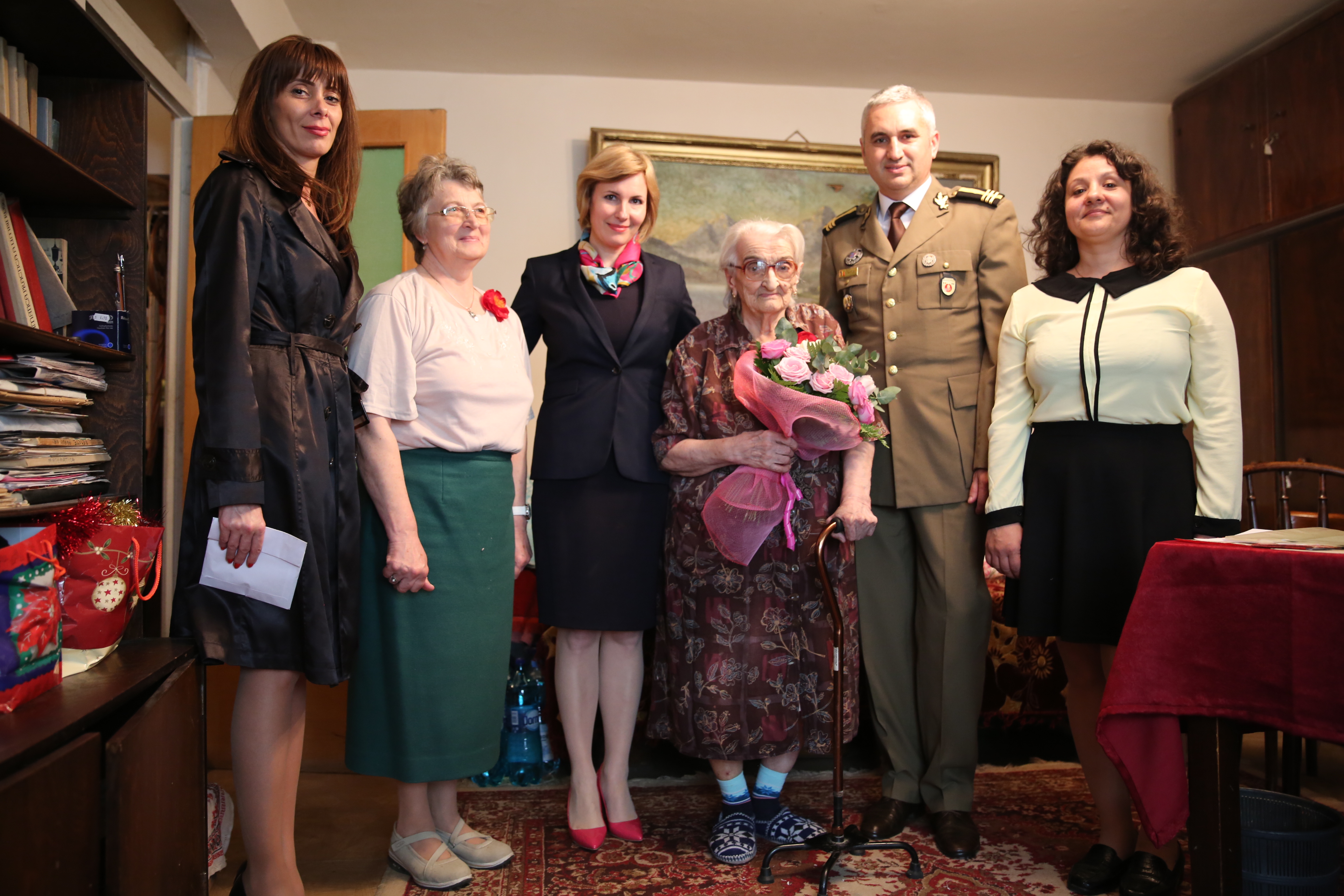 Vizita doamnei secretar de stat Otilia Sava la doamna locotenent 'rtr.' Manolescu Voica Ioana, veteran de război - 08 aprilie 2016'Visit of the State Secretary Otilia Sava to Lieutenant 'retired'. Ioana Manolescu Voica war veteran - April 8th, 2016'