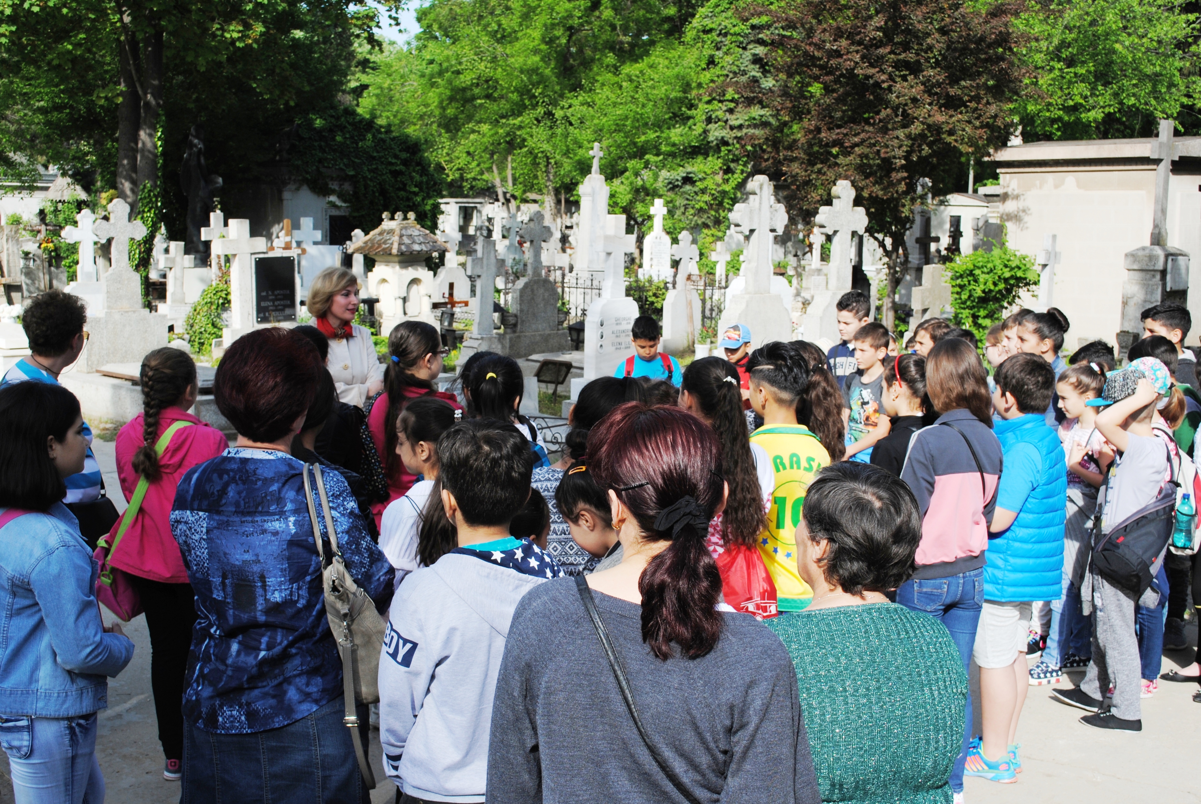 Campania 'Un erou - o floare', Cimitirul Bellu - 18 aprilie 2016 'The campaign – “A hero - a flower” at the Bellu Cemetery – April 18, 2016'