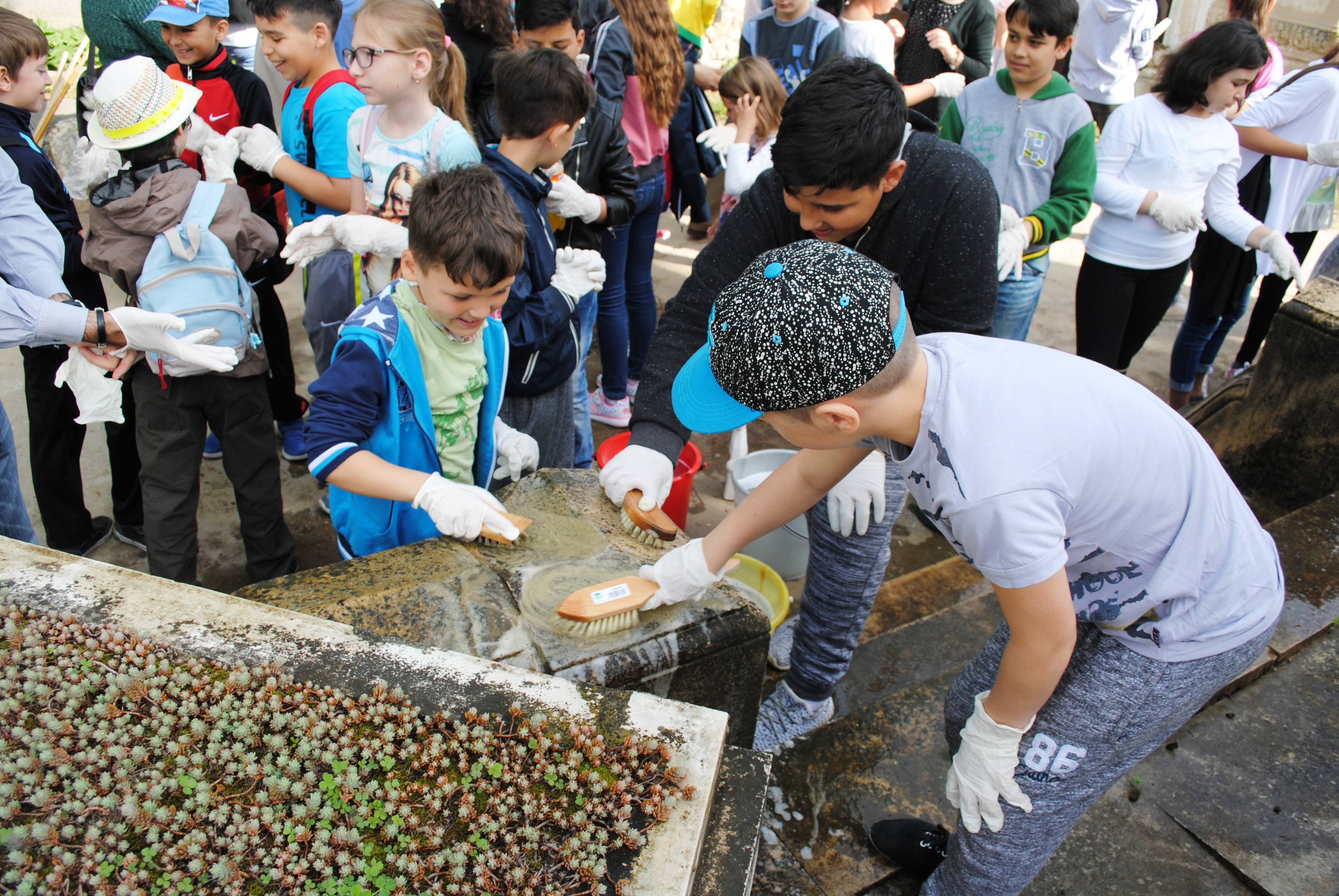 Campania 'Un erou - o floare', Cimitirul Bellu - 18 aprilie 2016 'The campaign – “A hero - a flower” at the Bellu Cemetery – April 18, 2016'