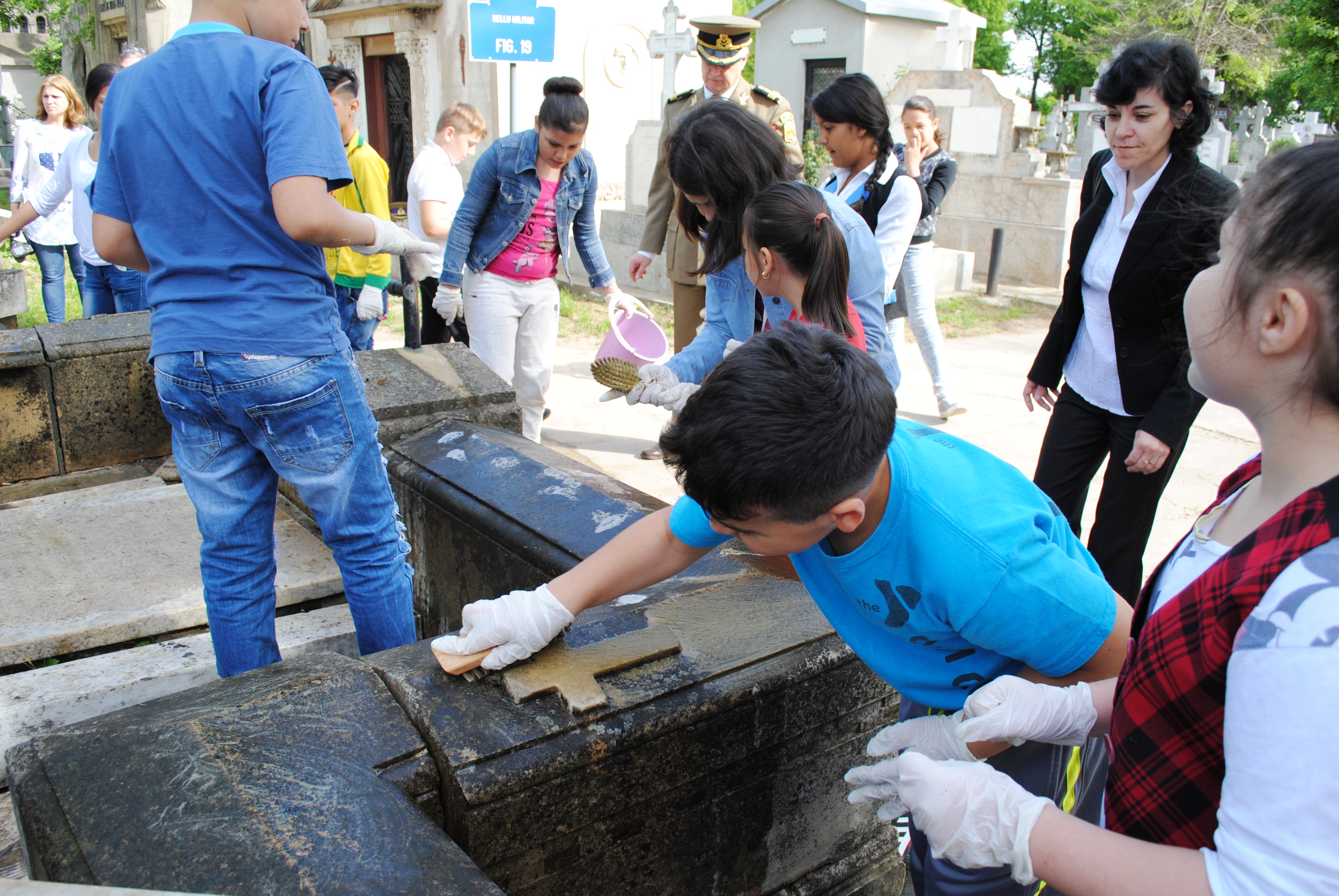 Campania 'Un erou - o floare', Cimitirul Bellu - 18 aprilie 2016 'The campaign – “A hero - a flower” at the Bellu Cemetery – April 18, 2016'