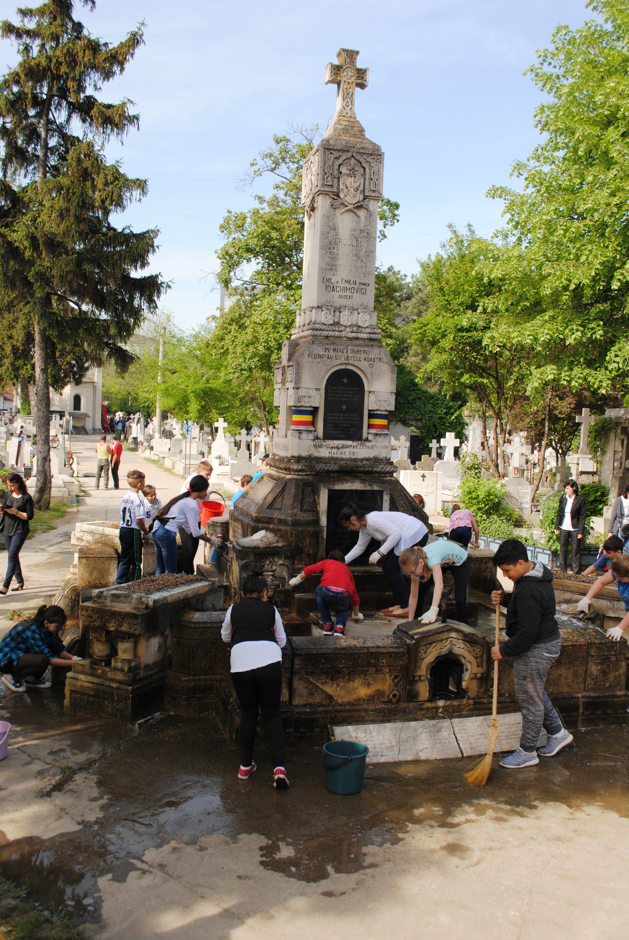 Campania 'Un erou - o floare', Cimitirul Bellu - 18 aprilie 2016 'The campaign – “A hero - a flower” at the Bellu Cemetery – April 18, 2016'