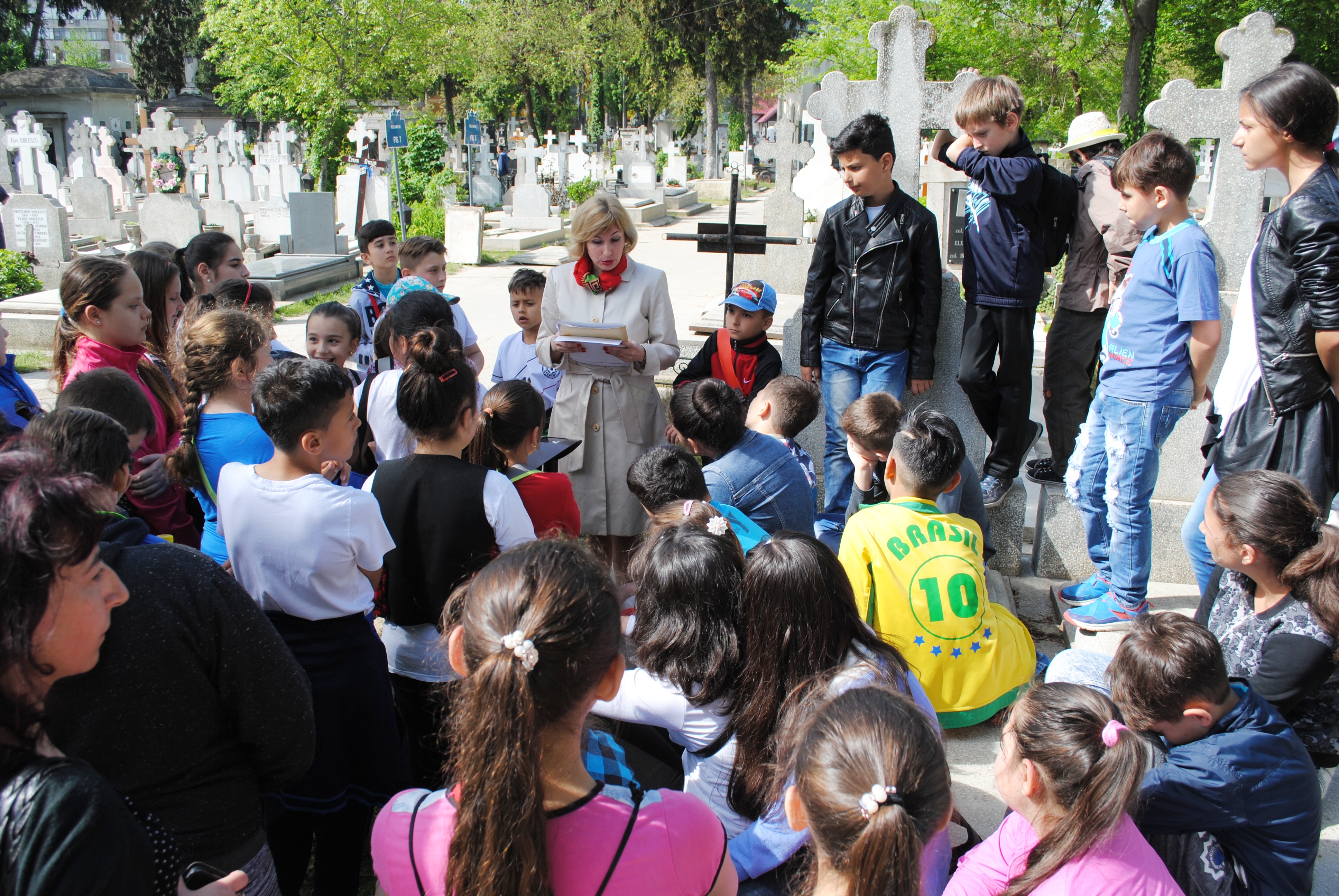 Campania 'Un erou - o floare', Cimitirul Bellu - 18 aprilie 2016 'The campaign – “A hero - a flower” at the Bellu Cemetery – April 18, 2016'