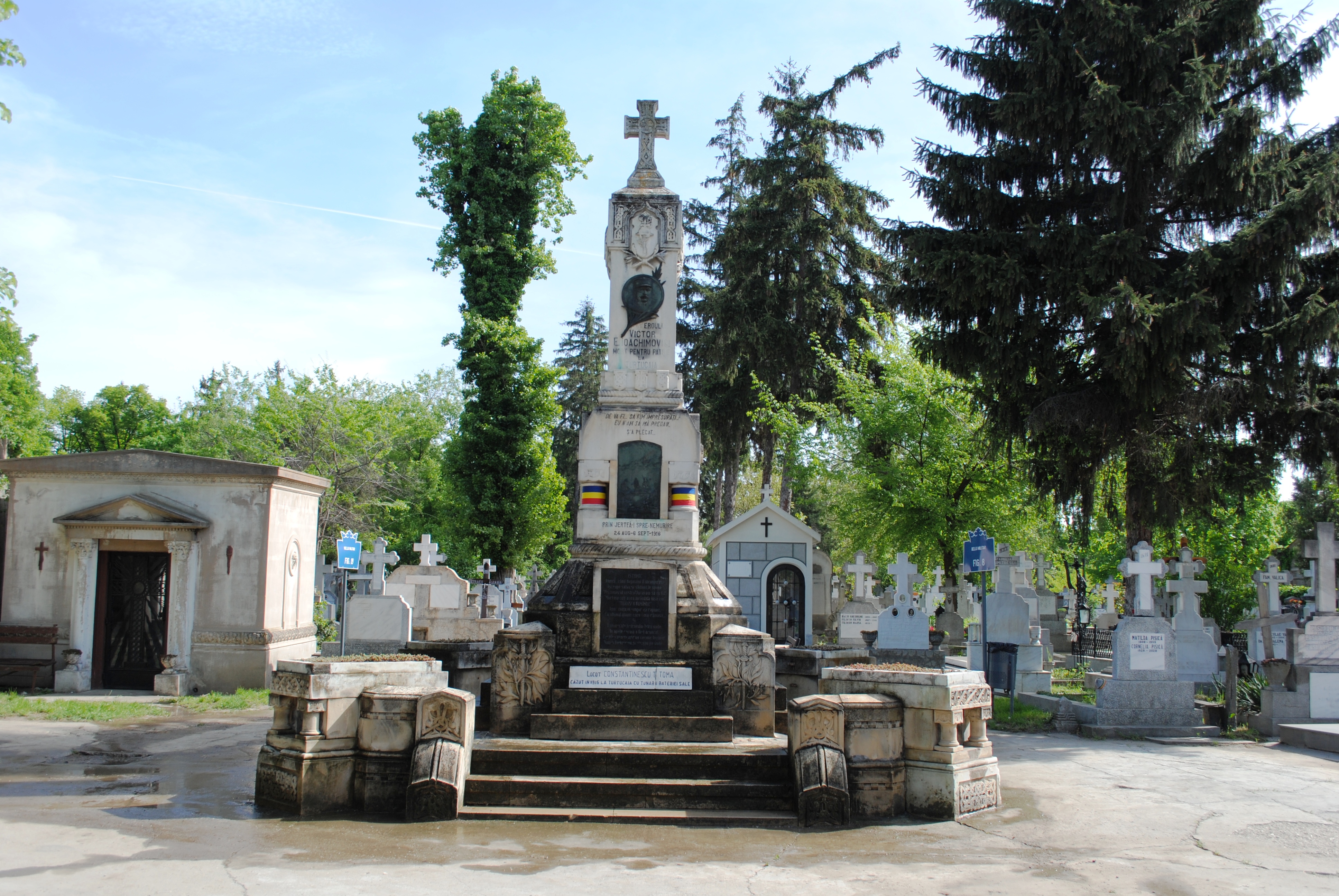 Campania 'Un erou - o floare', Cimitirul Bellu - 18 aprilie 2016 The campaign – “A hero - a flower” at the Bellu Cemetery – April 18, 2016