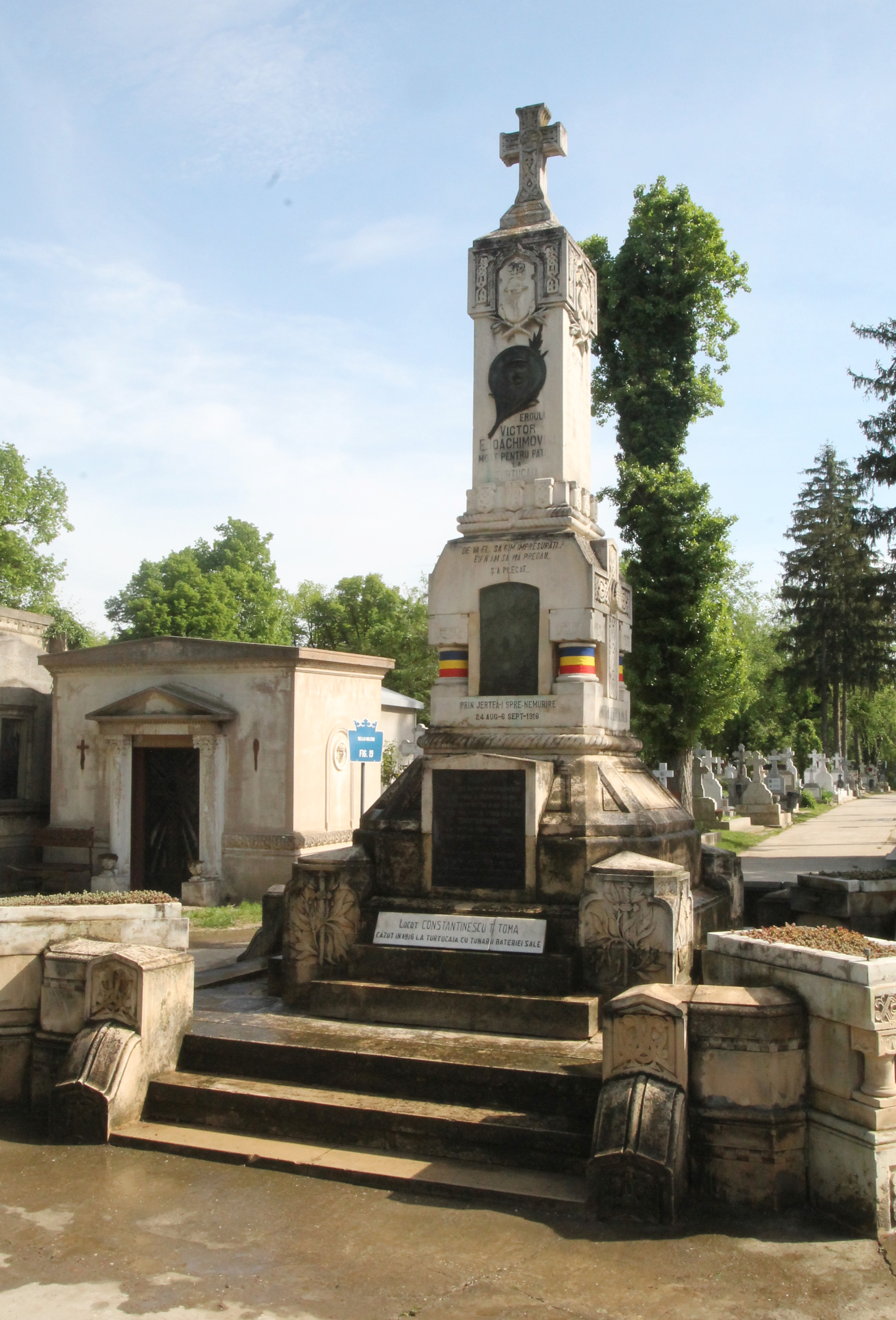 Campania 'Un erou - o floare', Cimitirul Bellu - 18 aprilie 2016 'The campaign – “A hero - a flower” at the Bellu Cemetery – April 18, 2016'