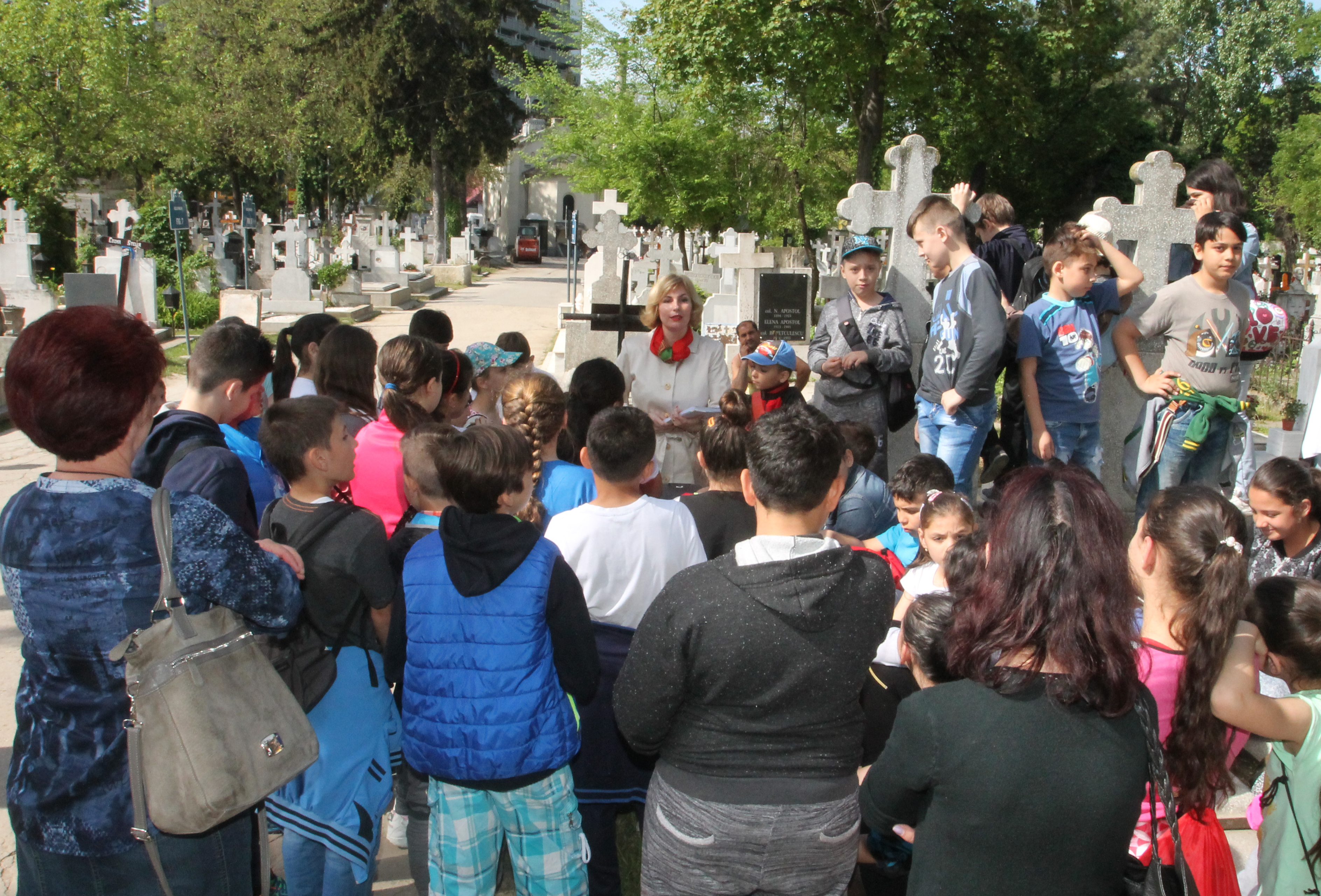 Campania 'Un erou - o floare', Cimitirul Bellu - 18 aprilie 2016 'The campaign – “A hero - a flower” at the Bellu Cemetery – April 18, 2016'