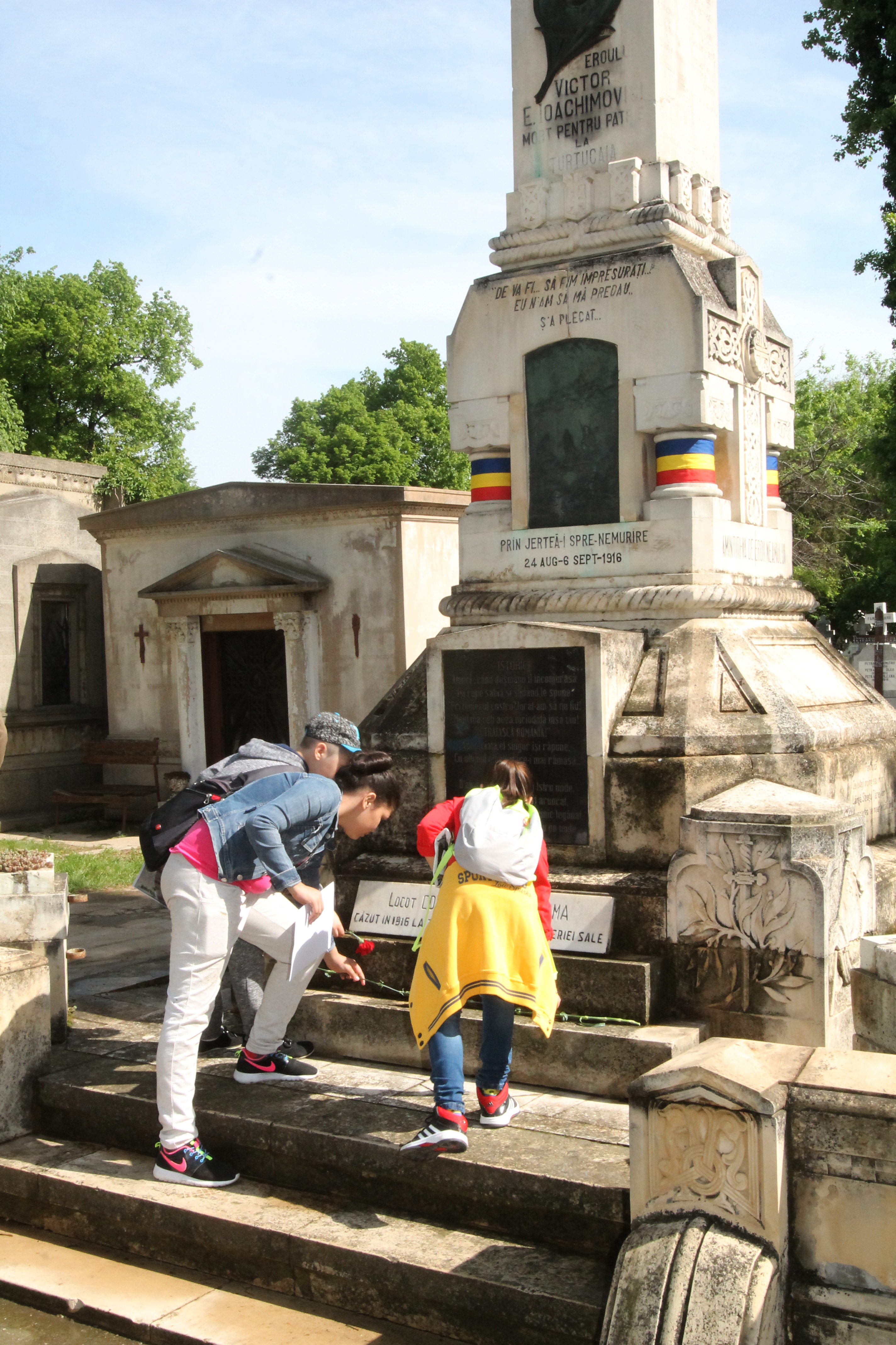 Campania 'Un erou - o floare', Cimitirul Bellu - 18 aprilie 2016 'The campaign – “A hero - a flower” at the Bellu Cemetery – April 18, 2016'