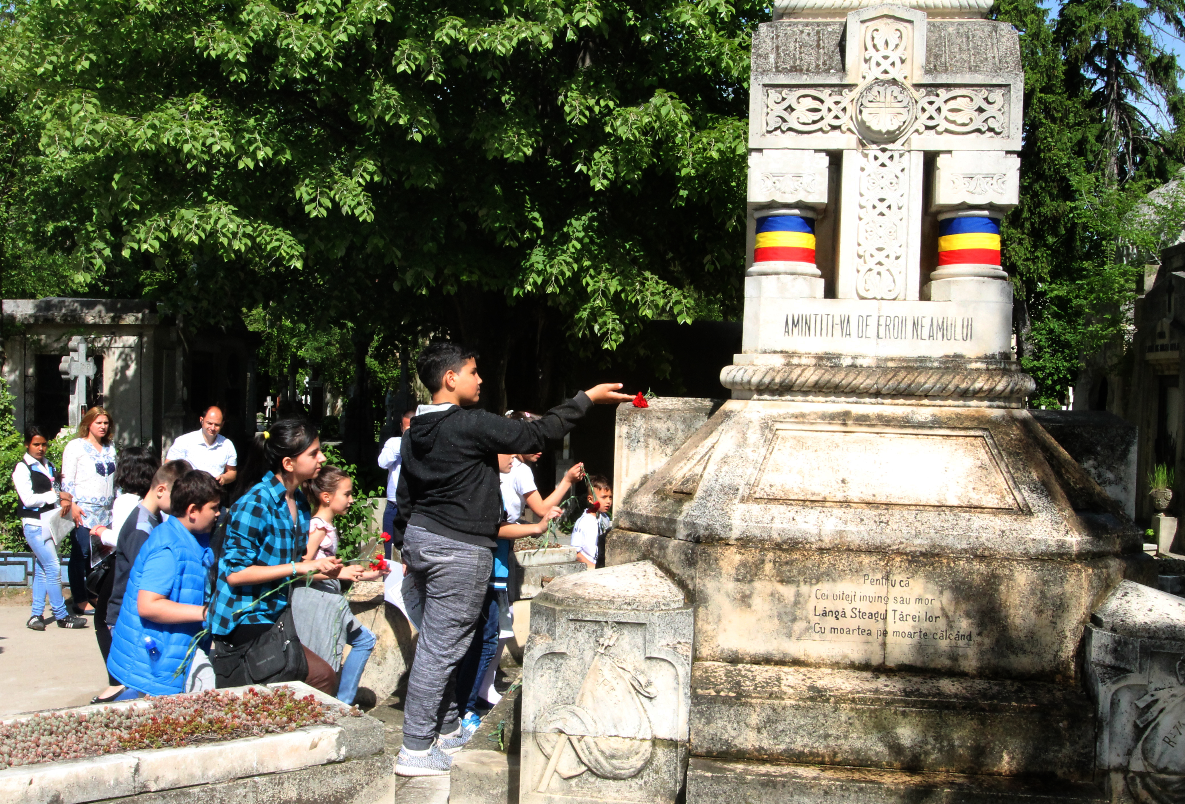 Campania 'Un erou - o floare', Cimitirul Bellu - 18 aprilie 2016 'The campaign – “A hero - a flower” at the Bellu Cemetery – April 18, 2016'