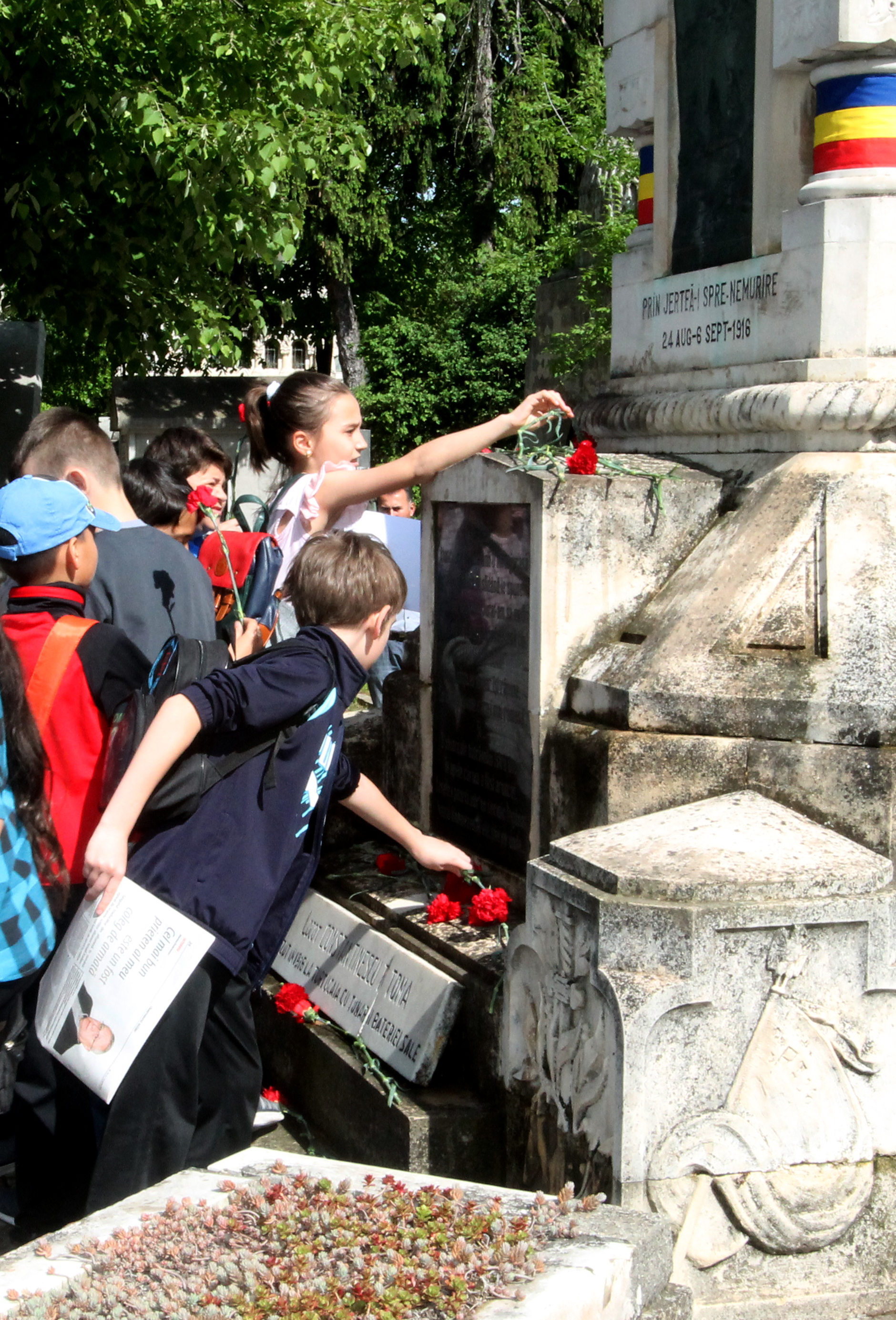 Campania 'Un erou - o floare', Cimitirul Bellu - 18 aprilie 2016 'The campaign – “A hero - a flower” at the Bellu Cemetery – April 18, 2016'