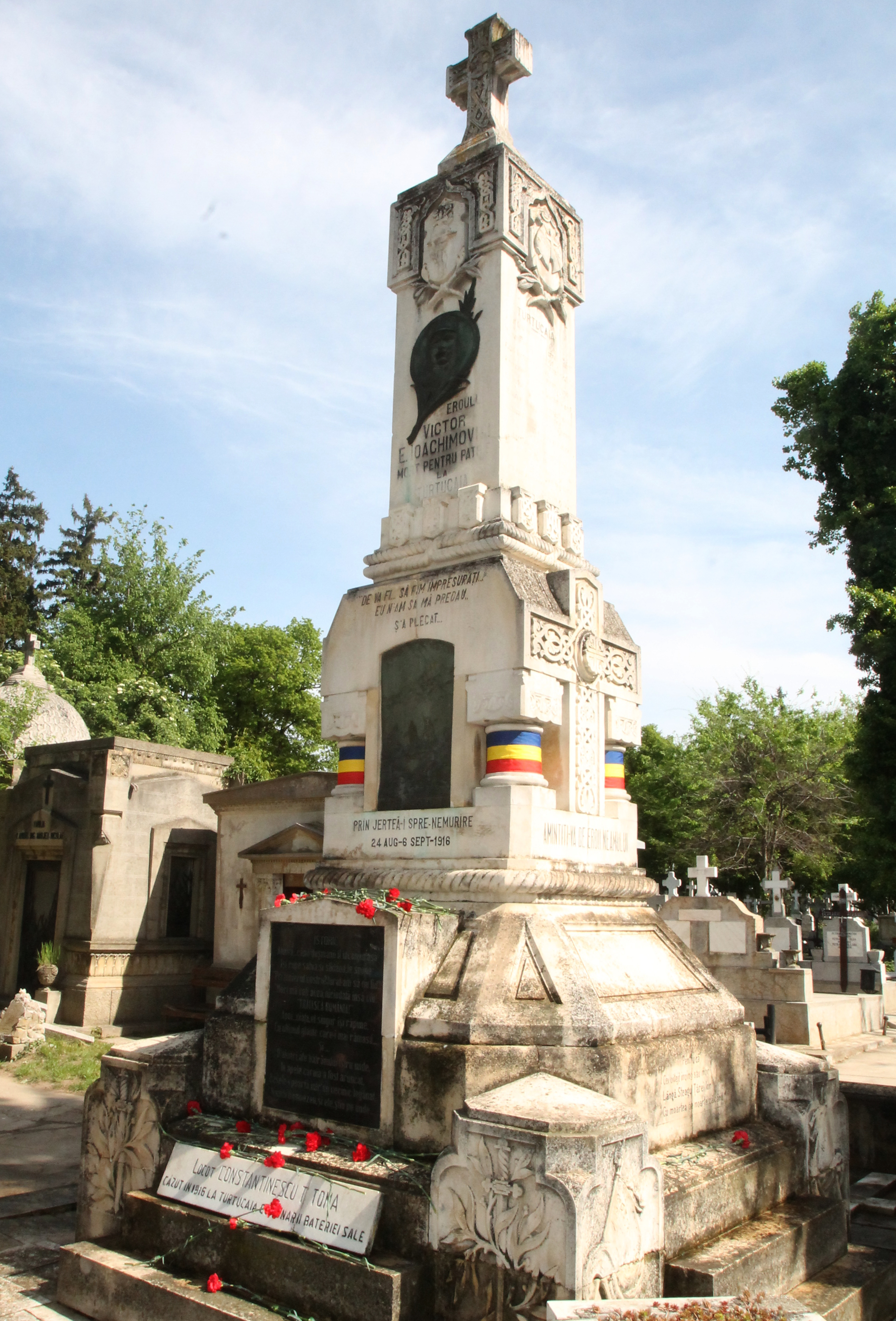 Campania 'Un erou - o floare', Cimitirul Bellu - 18 aprilie 2016 'The campaign – “A hero - a flower” at the Bellu Cemetery – April 18, 2016'