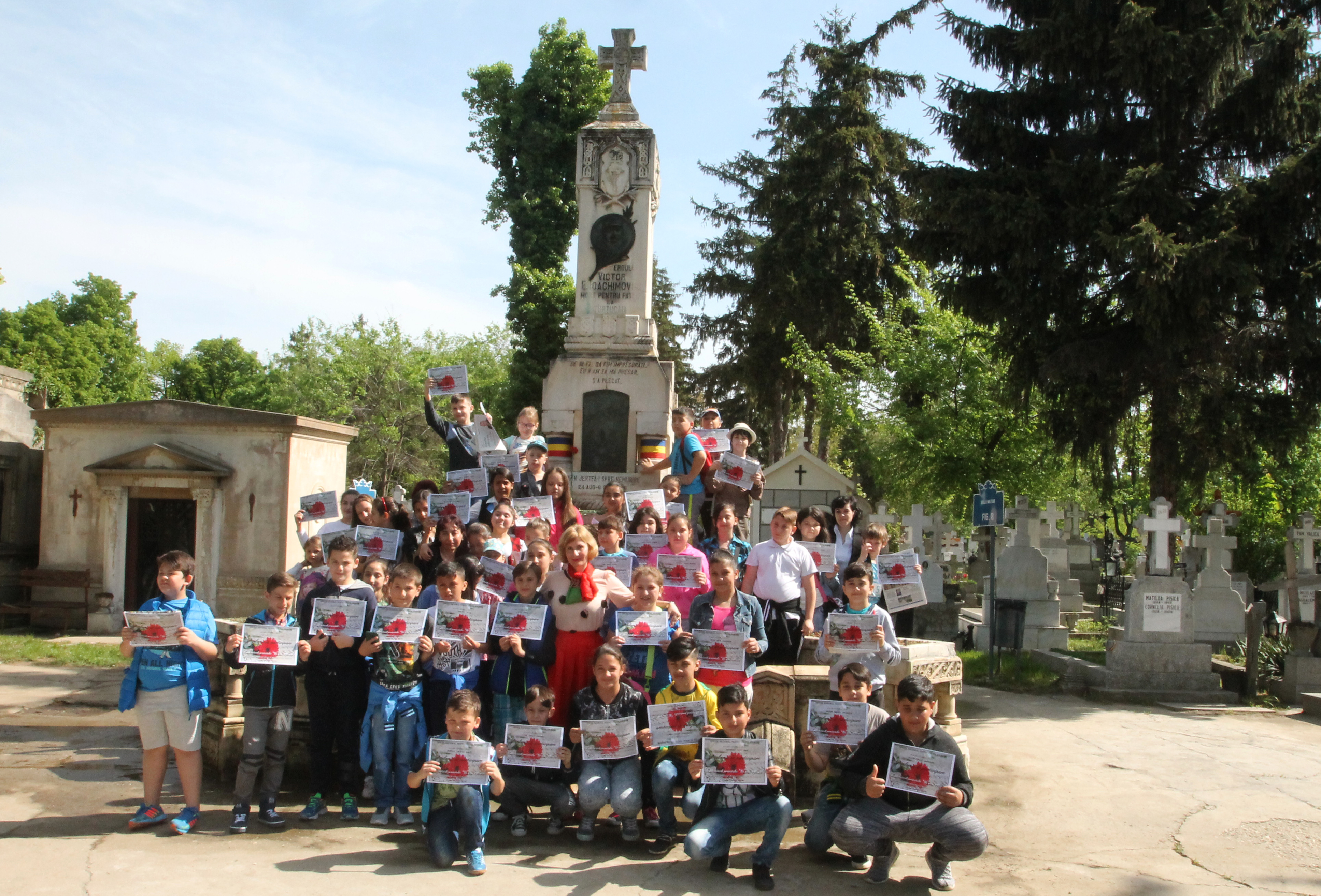 Campania 'Un erou - o floare', Cimitirul Bellu - 18 aprilie 2016 'The campaign – “A hero - a flower” at the Bellu Cemetery – April 18, 2016'